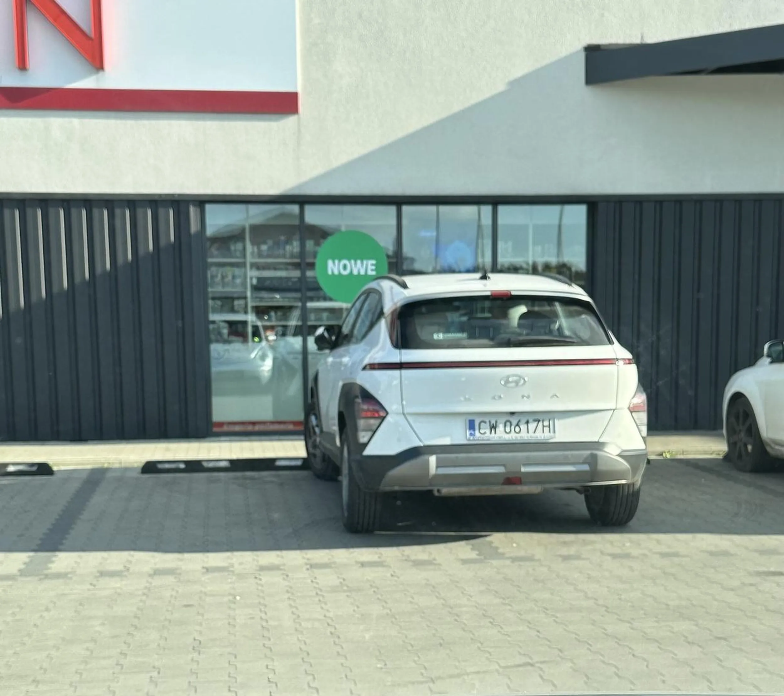 Tylko pajace parkują w ten sposób. Polecam wrócić na kurs prawa jazdy.