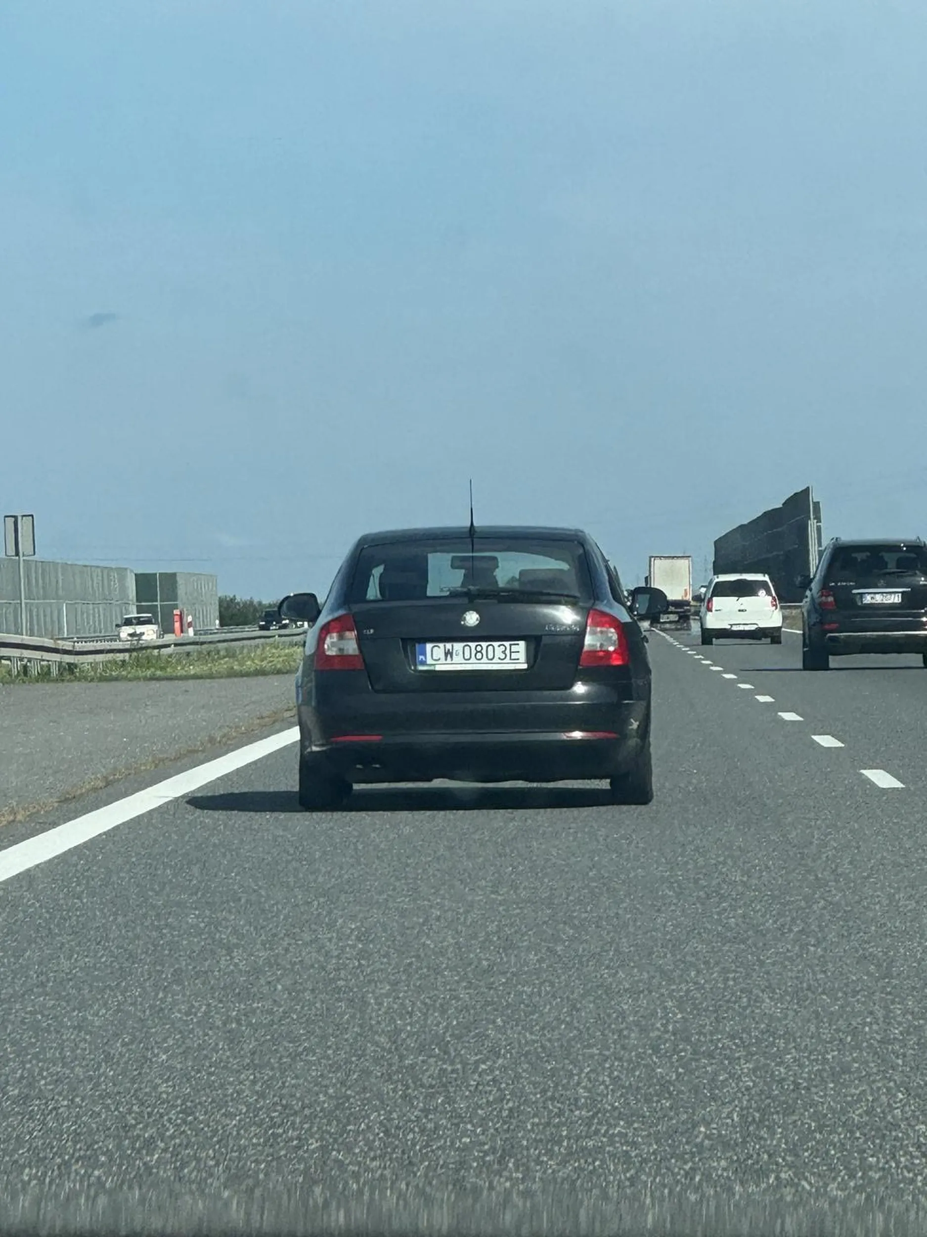 Rejestracja zobowiązuje. Polecam udać się ponownie na kurs prawa jazdy. Nauczą cię jak zachowywać się na autostradzie.