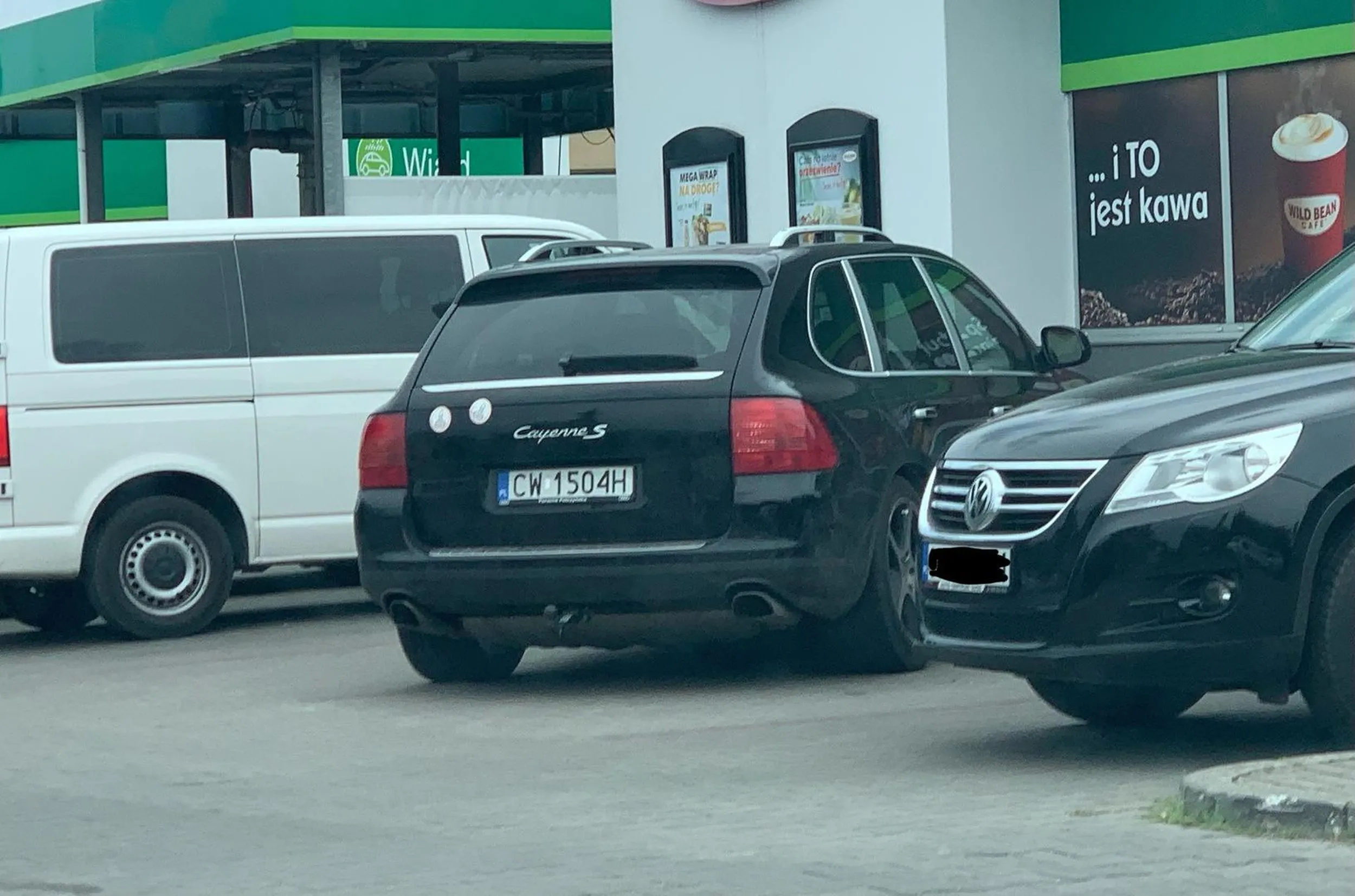 Parkowanie pod skosem na dwóch miejscach parkingowych, bo ciężko poprawić się by zająć jedno. Rozumiem już dlaczego ten kierowca ma na tylnej klapie naklejone dwa karne kutasy. Widocznie to nie pierwszy raz jak udowadnia swój brak umiejętności parkowania.