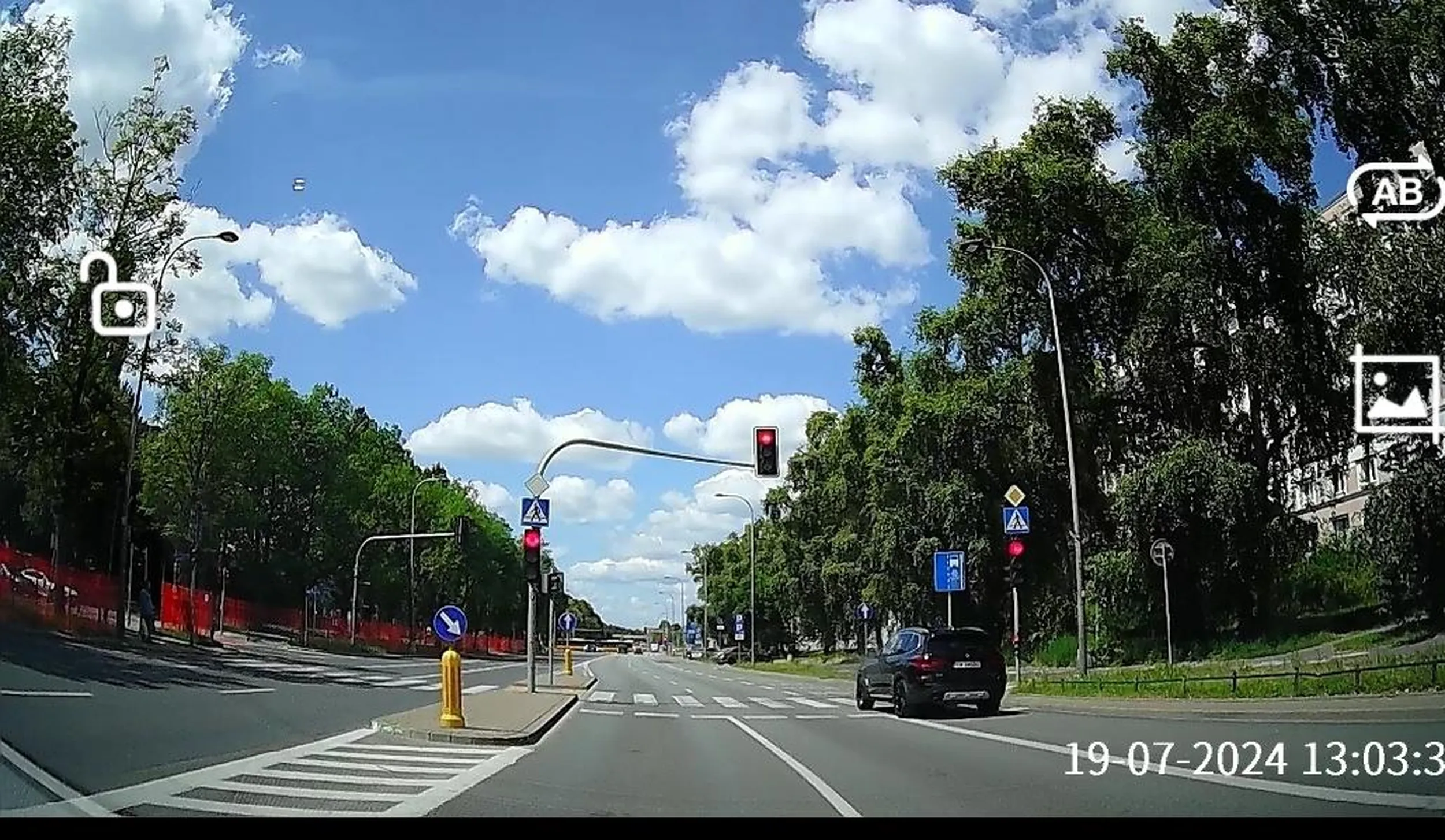 Wyprzedzanie innych aut bus pasem oraz standardowy przejazd na czerwonym w wykonaniu włocławskiego cymbała w jedynej marce.
