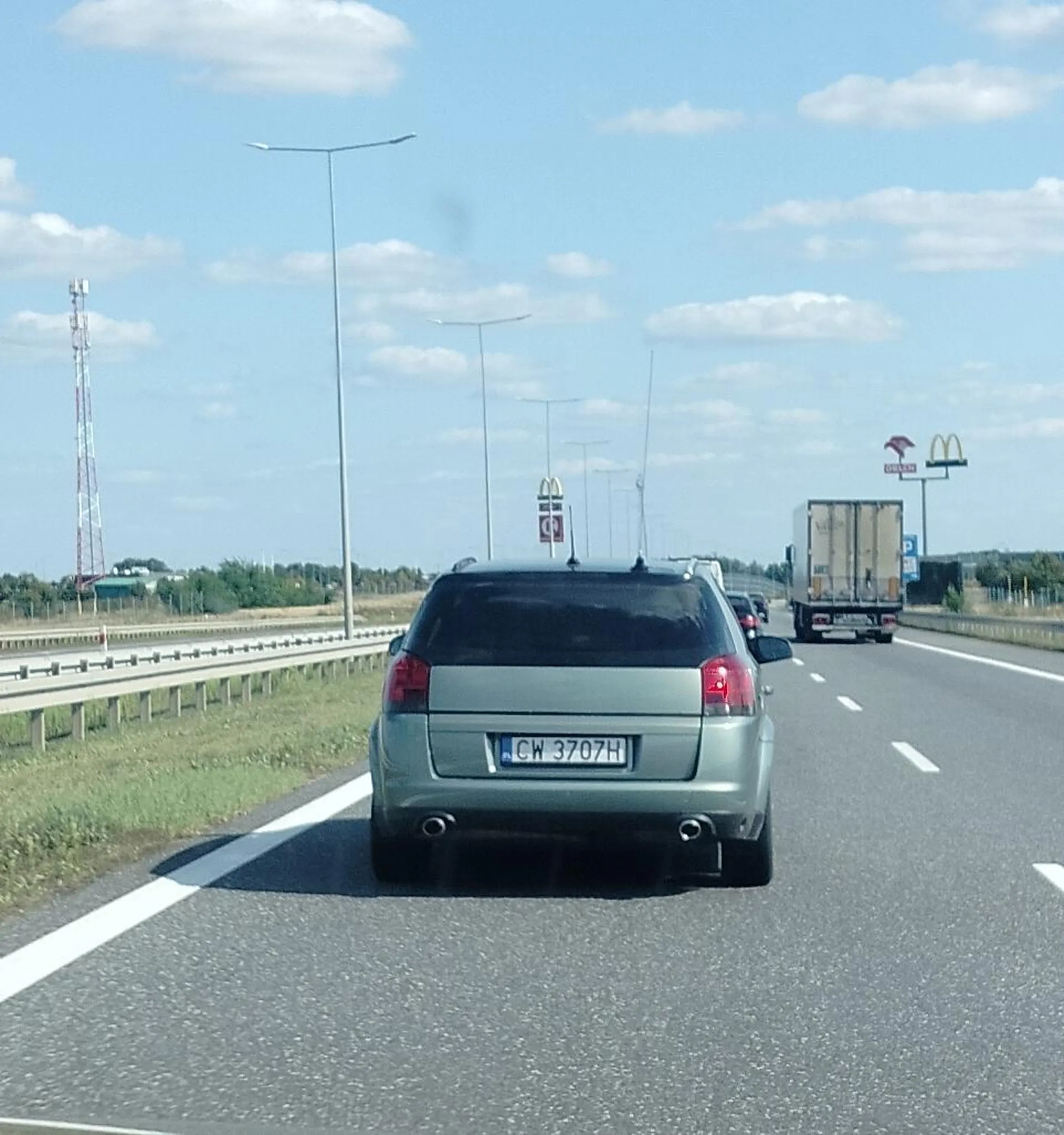 Szeryf na drodze. Za innych chce decydować, kiedy można pojechać szybciej. Blokuje lewy pas na A1 od kilkunastu kilometrów. A jeśli wolny jest któryś z pasów, nagle okazuje się, że może jechać szybciej, żeby tylko nie dać się wyprzedzić