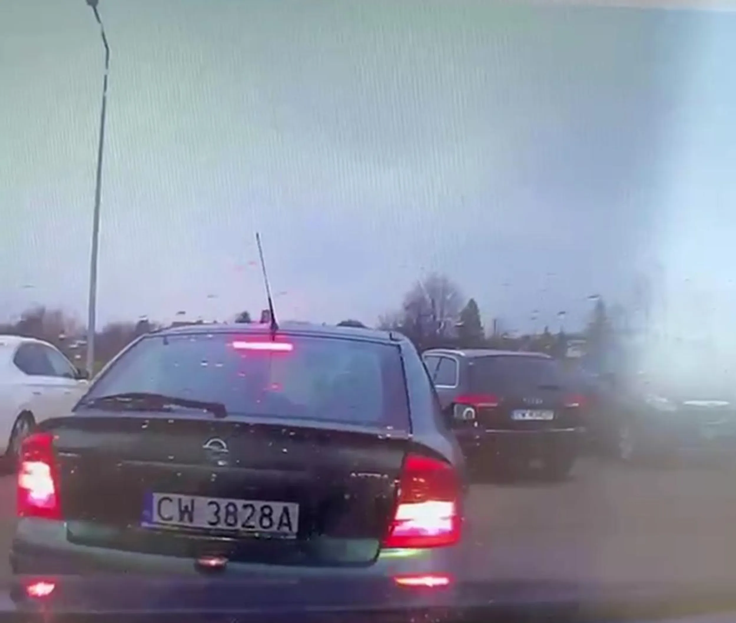 Osoba powinna cofnąć się na kurs prawa jazdy, ja nie wiem czy ona nie patrzyła w lusterka czy co ale o mało co nie wjechała w moje auto na parkingu… na szczęście byłem w aucie i zatrąbiłem.  Uważajcie.