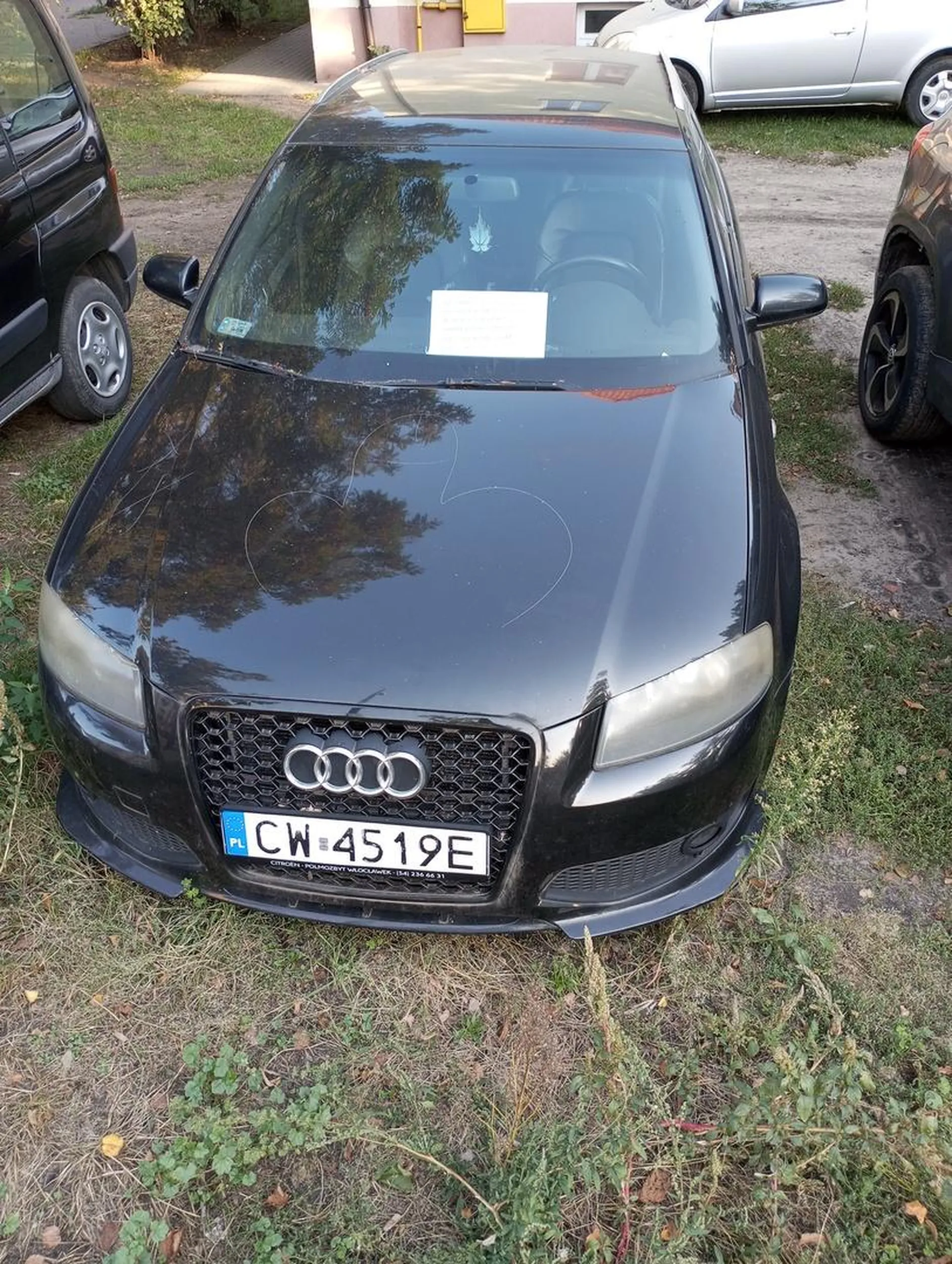 Kierowca tego Audi ma chyba duze problemy, nie dosc ze ktos narysowal mu na masce sami wiecie co, to jeszcze kartke dali z napisem XD
