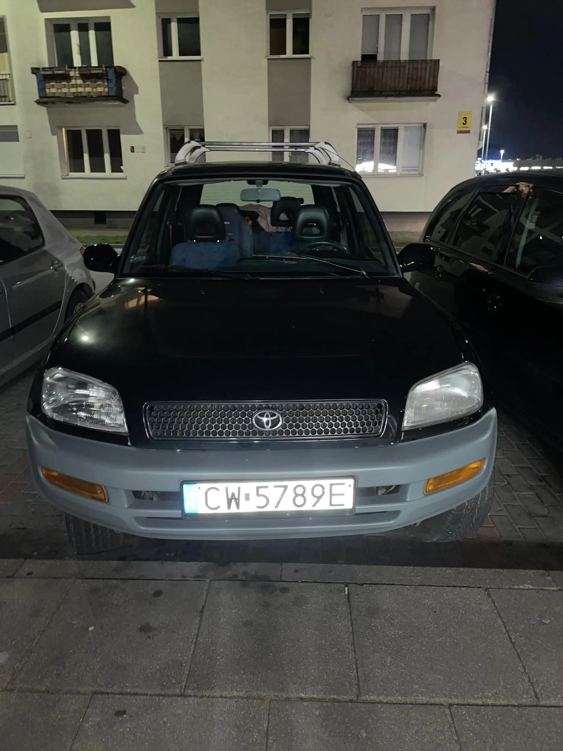 spasztecialy babsztyl co otwiera drzwi z zamachu, waląc mi w drzwi, jeszcze szczeka coś tam pod nosem jakby ofiara była, tfu