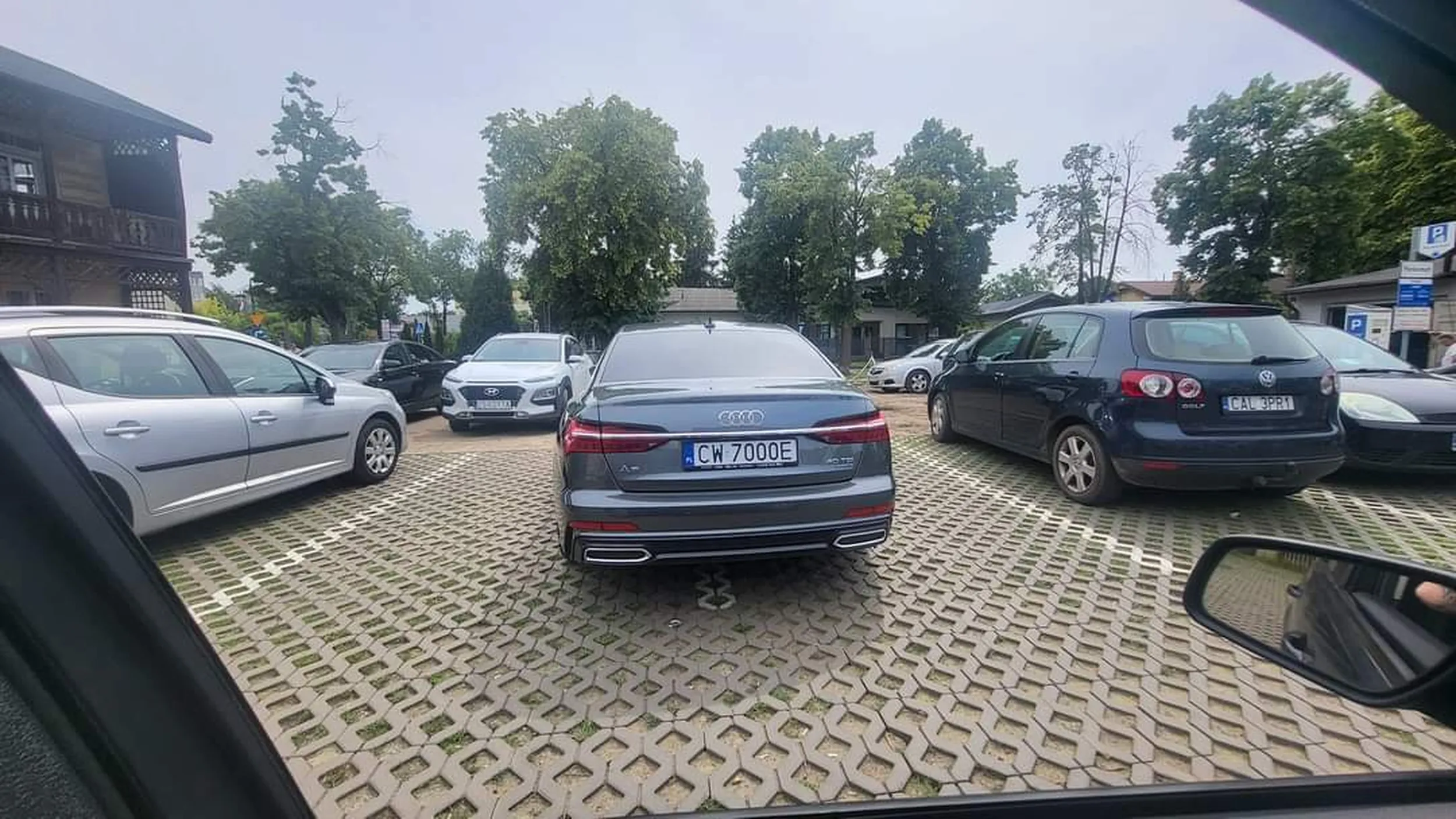 Piękny pokaz umiejętności parkowania. Prawdopodobnie pomylił wielkość auta z swoim ego. Jeszcze 4 razy oglądał się za swoim kałdi odchodząc od niego.