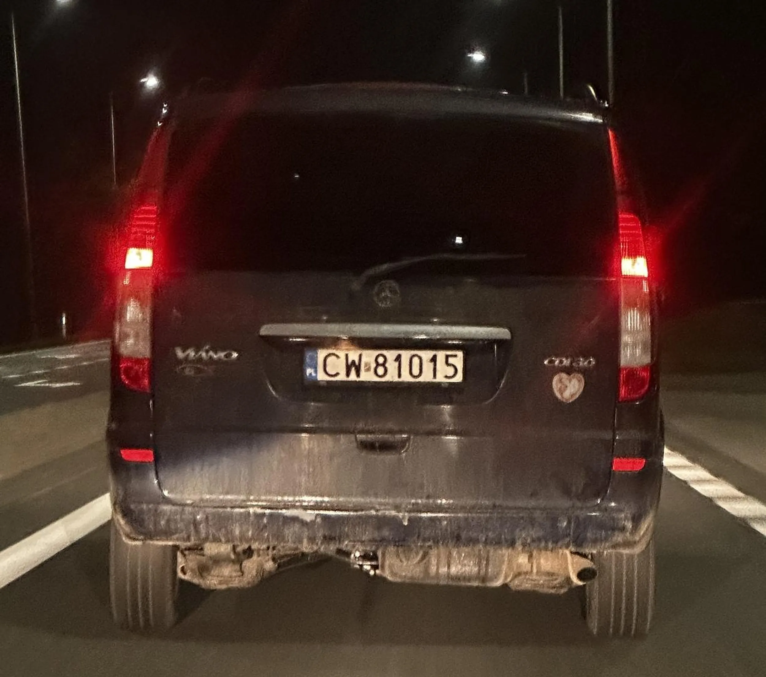 Naucz się jeździć! Zwalniasz, dodajesz gazu, później nagle hamujesz nie wiadomo dlaczego. Jedziesz slalomem, blokujesz wyprzedzanie! pijany jesteś czy głupi ??