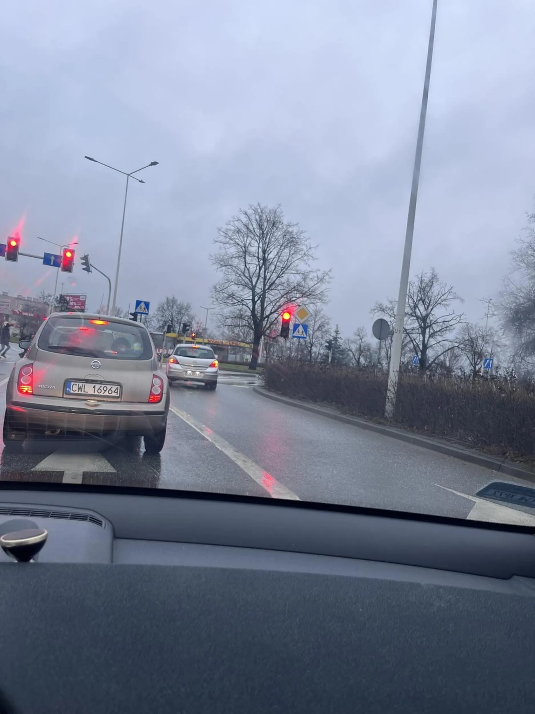 zmusił mnie do zjechania na chodnik niemalże powodując kolizję, kiedy postanowił wjechać na mnie zmieniając pas z lewego na prawy.