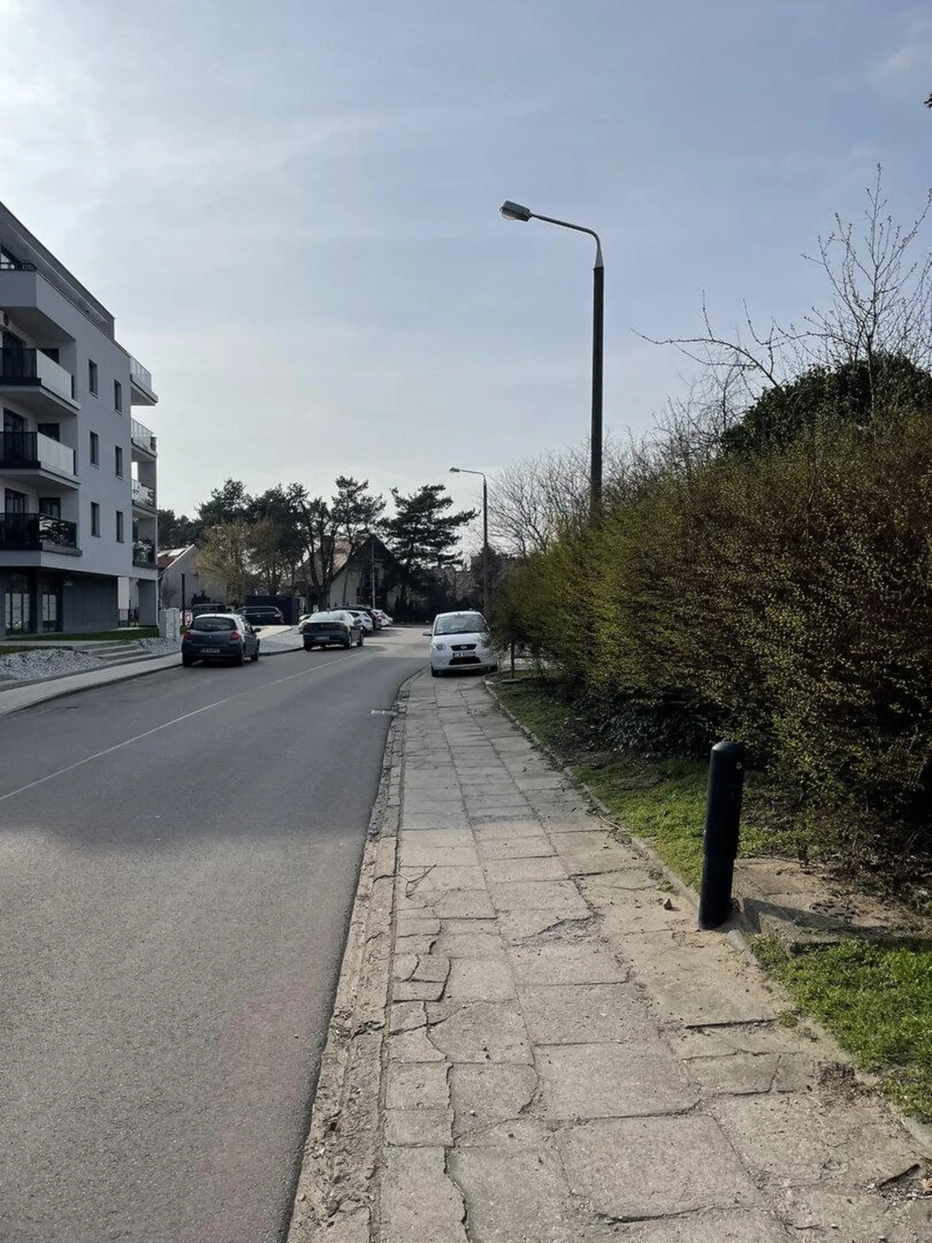 Bliżej się nie dało podjechać, aby odebrać paczkę wielkości średnio wyrośniętej świnki morskiej. Miejsce do parkowania, jak widać, jest tuż obok, ale to i tak za daleko dla kierowcy.