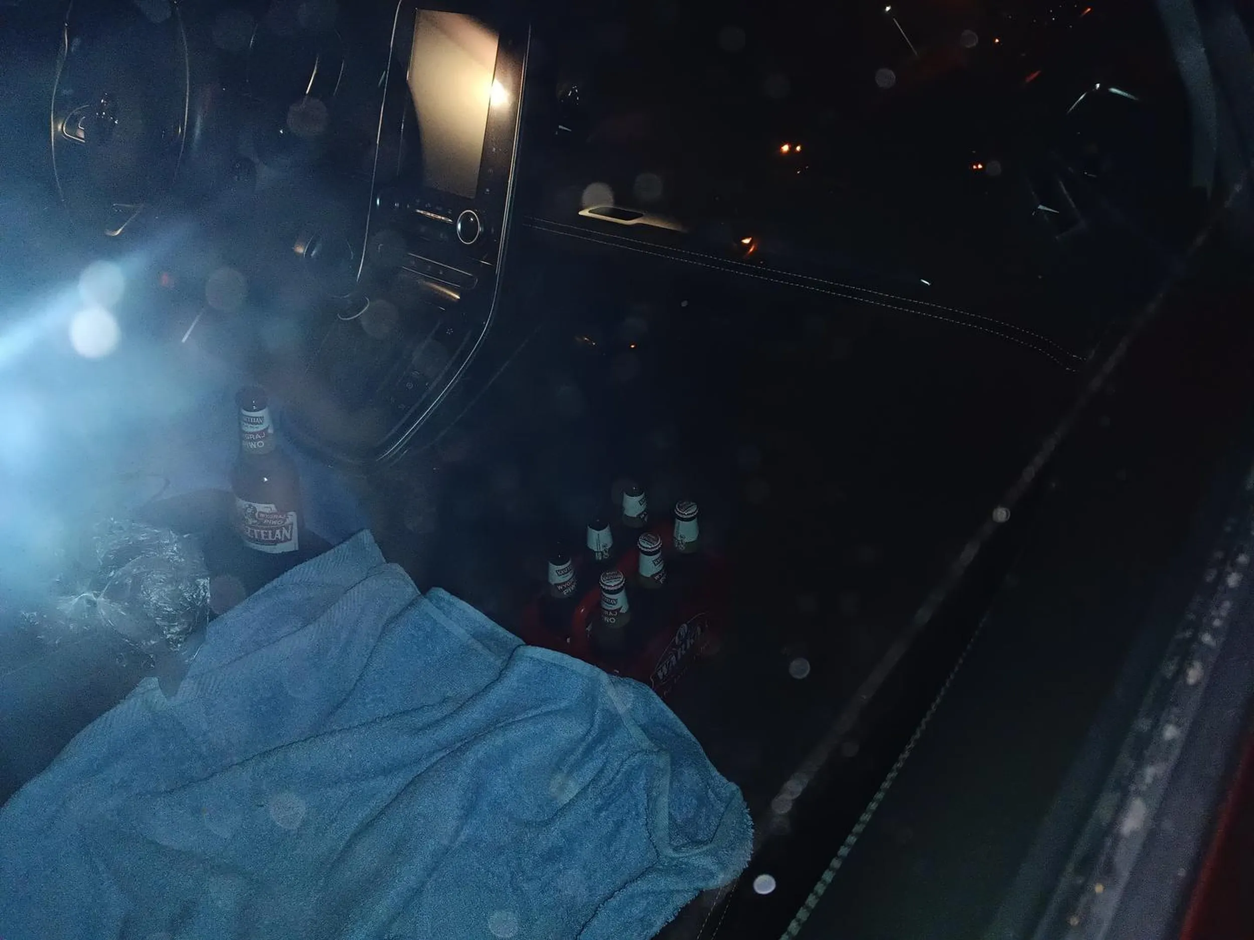 Razem z kolegami uprzykrzasz życie sąsiadom. Żona was z mieszkania wyjebała, że siedzicie godzinę w odpalonym aucie, drzecie pizdy, napierdalacie muzyką i chlejecie piwsko?