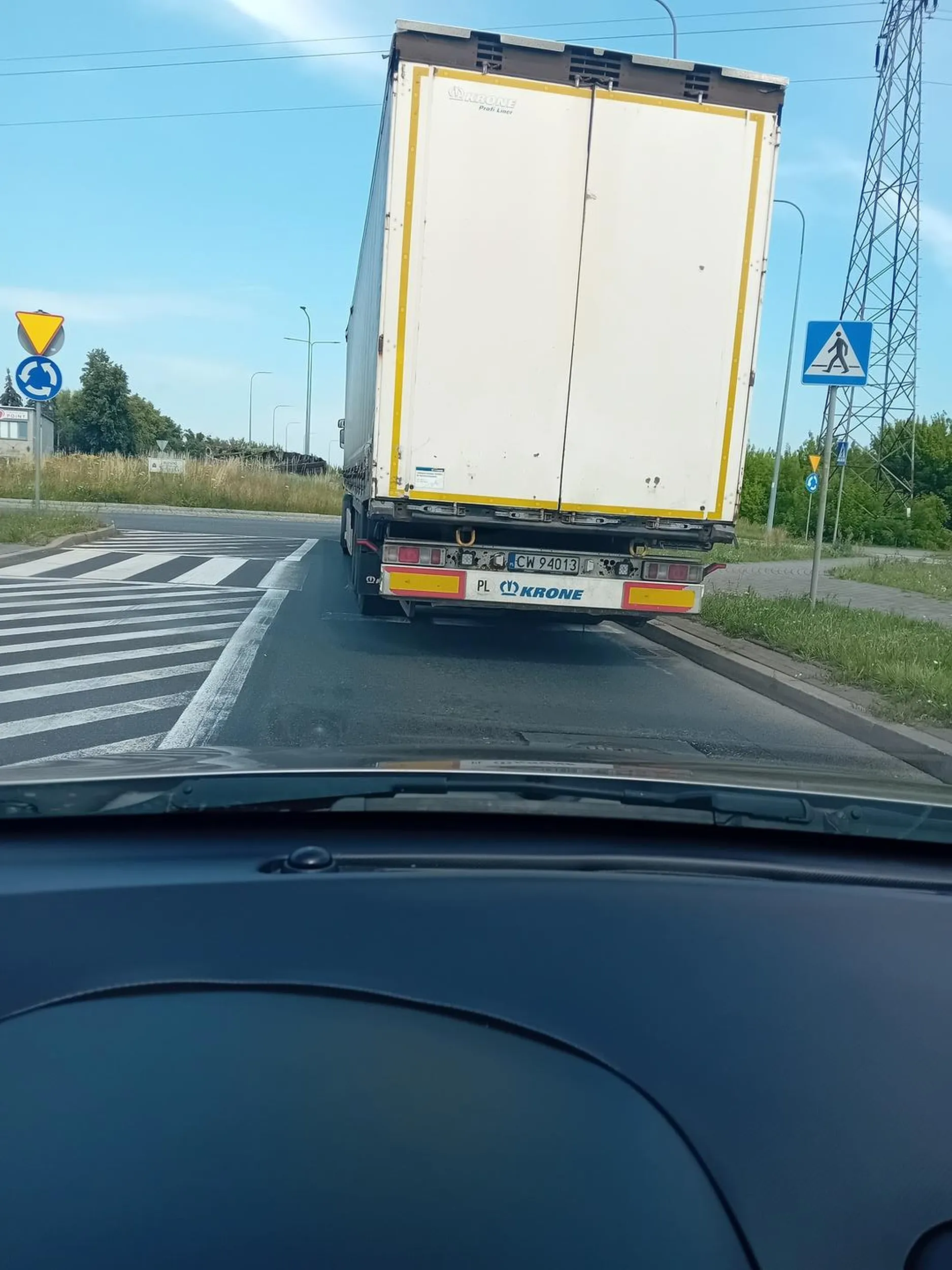 Prawie mi uszkodził kierowca ciężarówki samochód,  od dziś będę robił donosy na wszystkich kierowców ciężarówek za wyprzedzanie na autostradach... TO MOJA WENDETA WOBEC KIEROWCÓW CIĘŻARÓWEK... 5 PIERWSZYCH DZIS DOSTANIE MANDAT.... PODZIEKUJCIE PANU Z CIEZAROWKI CW94013