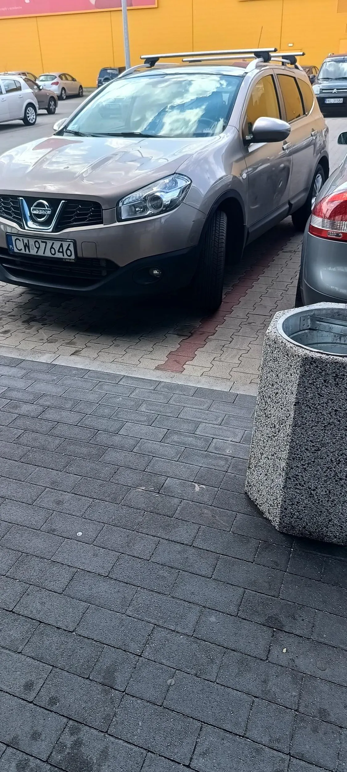 Pięknie zaparkowany, tak w sam raz żeby kogoś obić