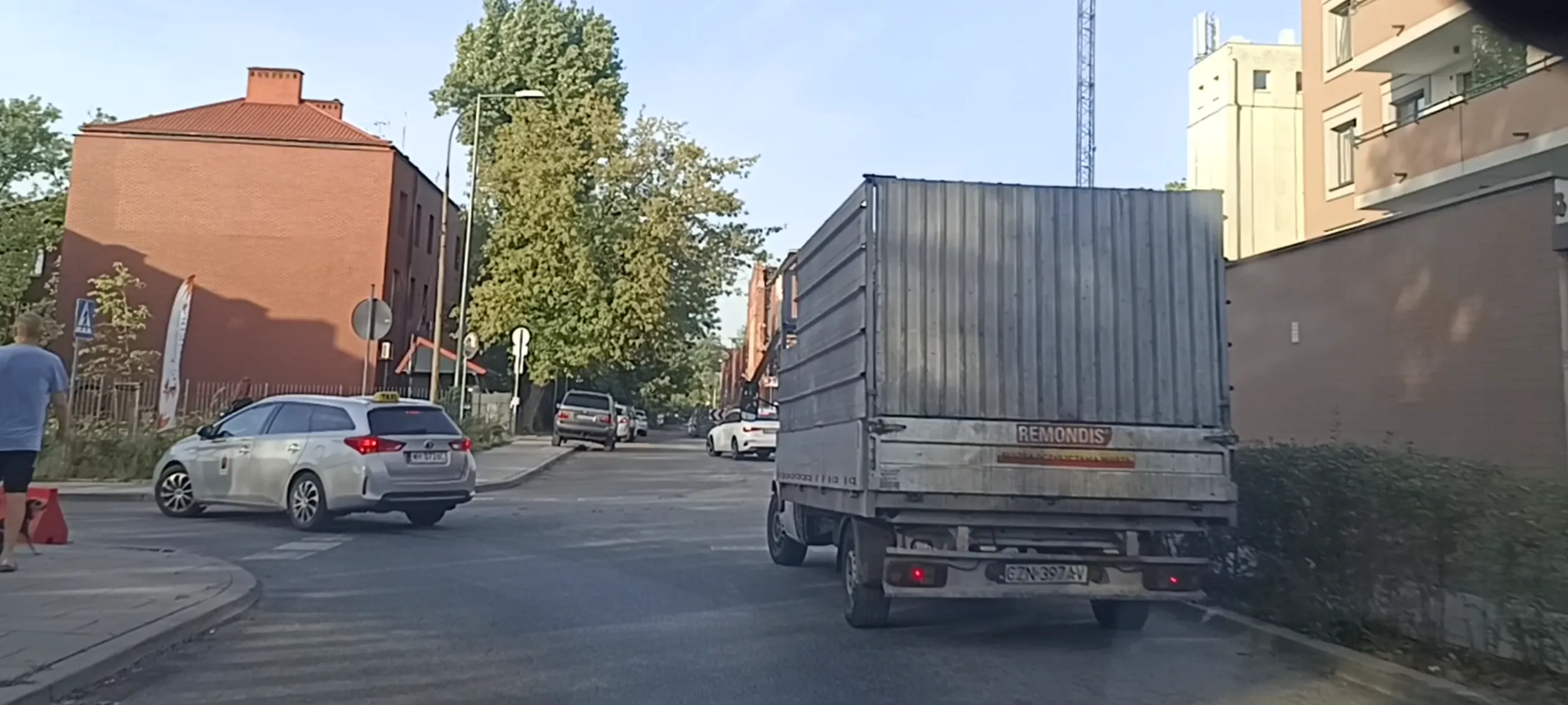 Wrak stoi na skrzyżowaniu