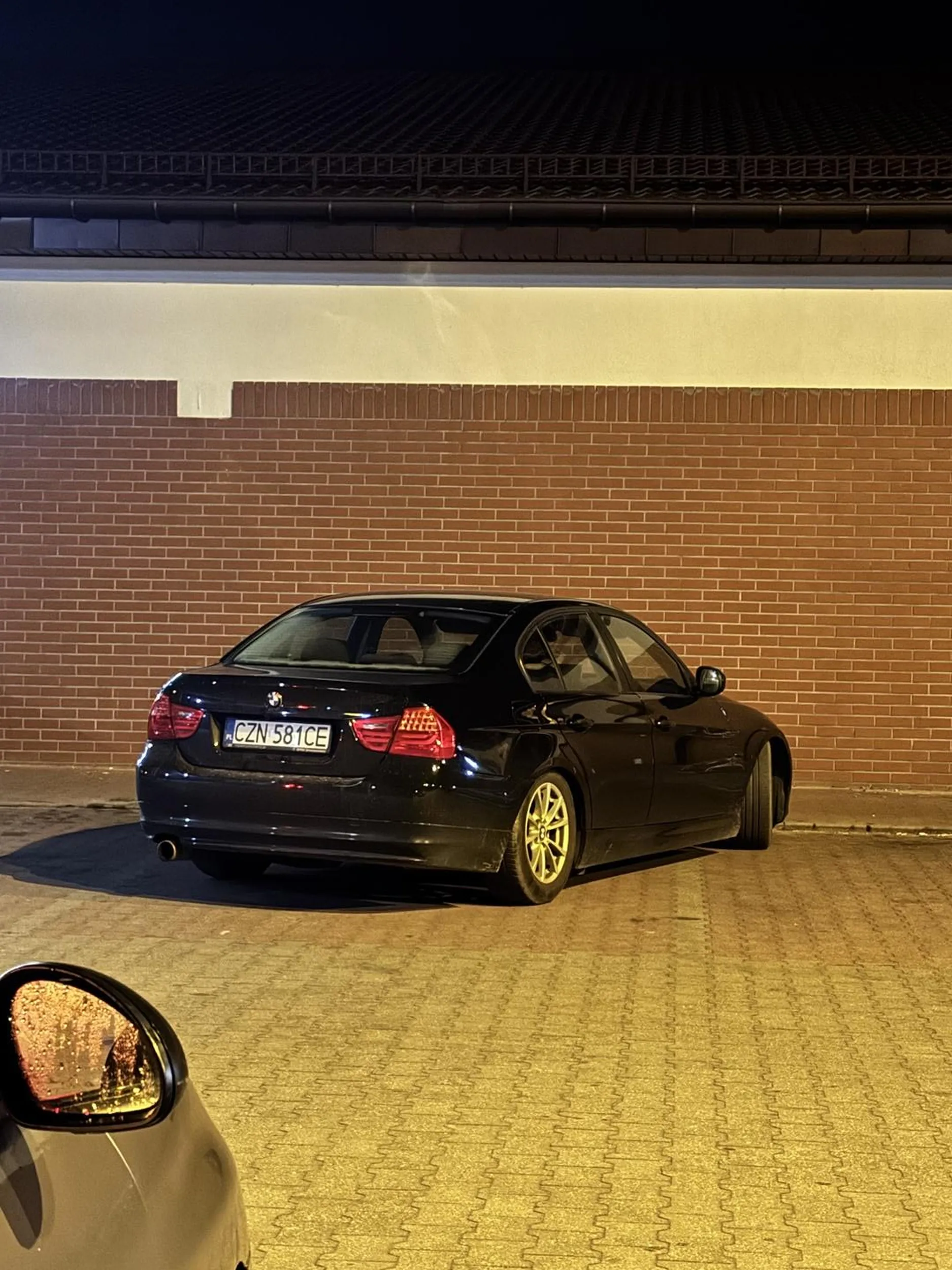 Nie potrafi parkować a wydech ze znaku ma XD