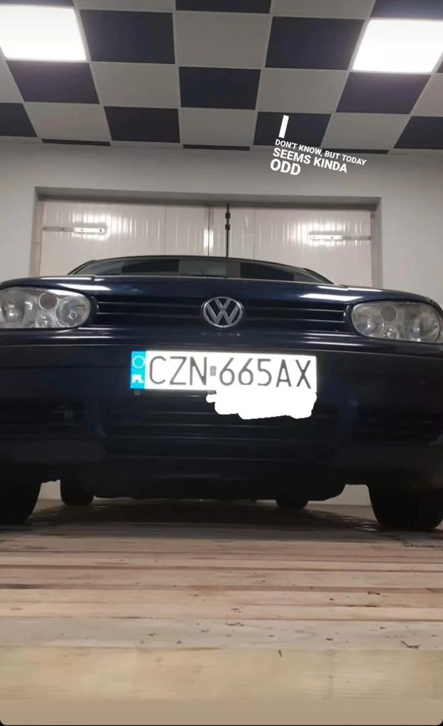 Wozi nieletnich i zabiera ich do lasu po czym wyjeżdża bez nich