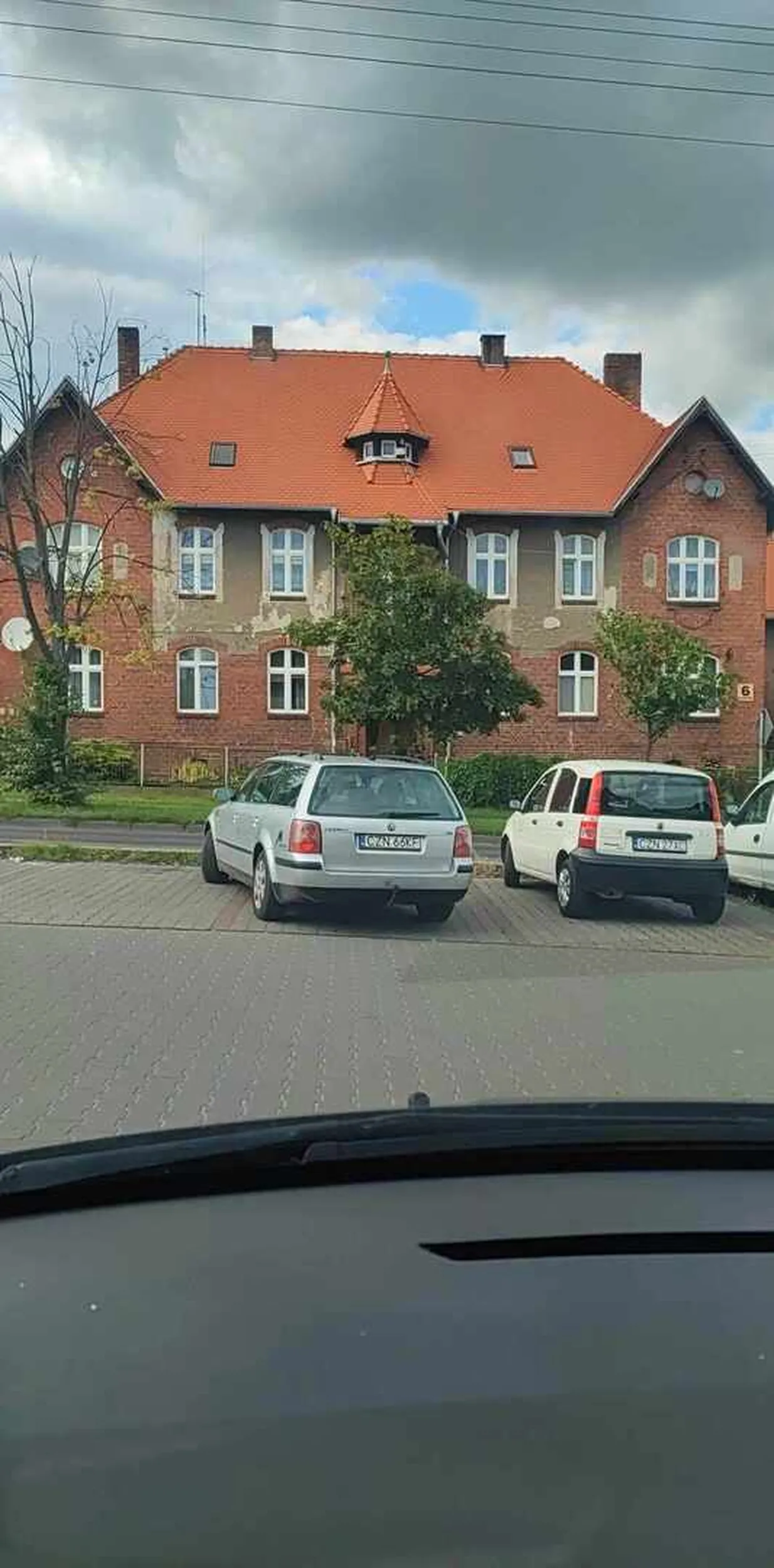 Idealne parkowanie to nie pierwszy raz, po zwróceniu uwagi Pani powiedziała że parkuje jak chce i że każdy tak parkuje