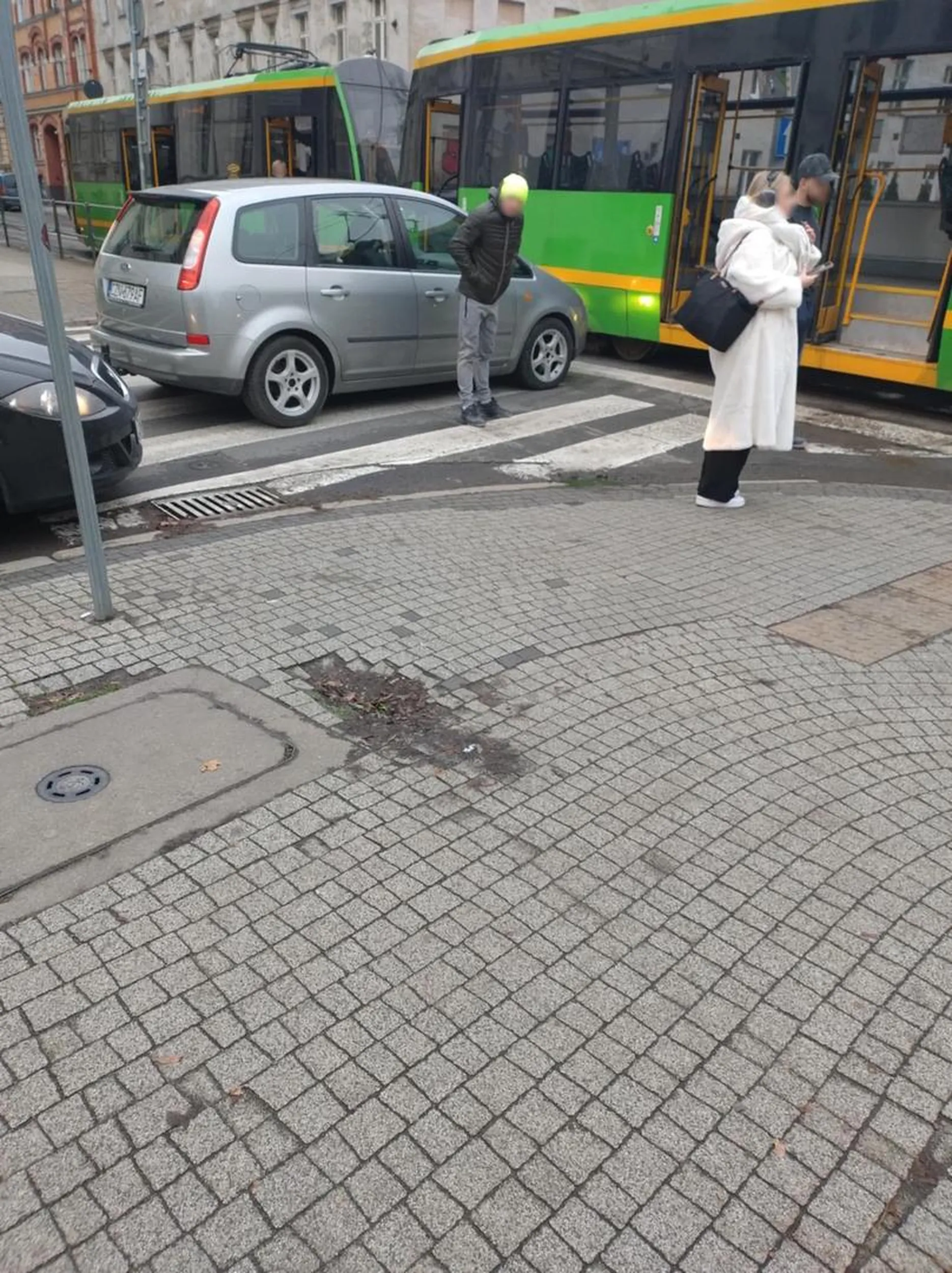 10.12.2024 Kierowca tego wechikułu nie zastosował się do znaku stop, wyjechał za daleko na szyny i tam stanął. Nie zareagował na sygnał dźwiękowy tramwaju i otarł się przodem o jego bok.