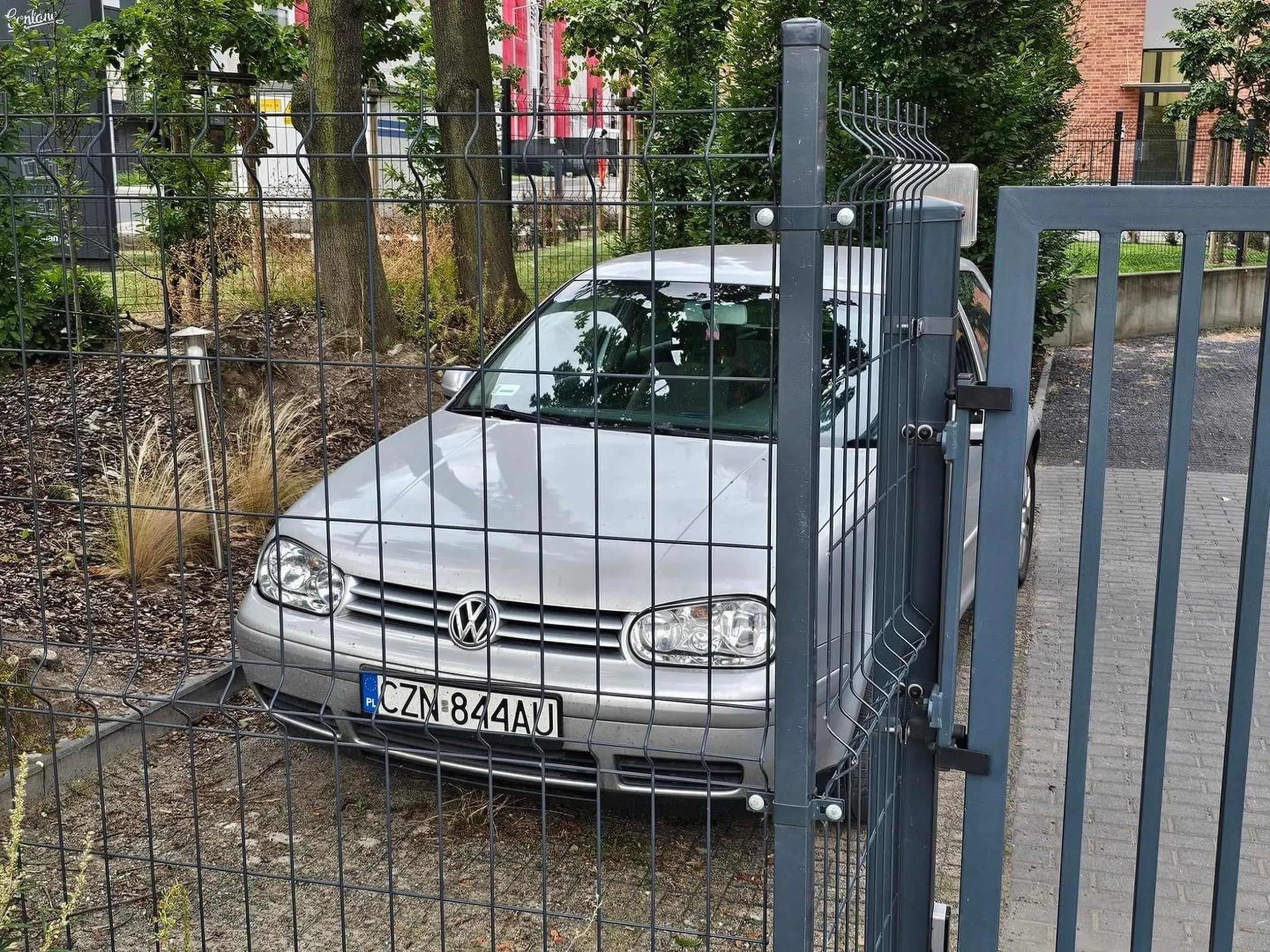 typ notorycznie zajmuje prywatne miejsca parkingowe. uważa się za bezkarnego. nie ma sensu dyskutować, tylko dzwonić na policję.