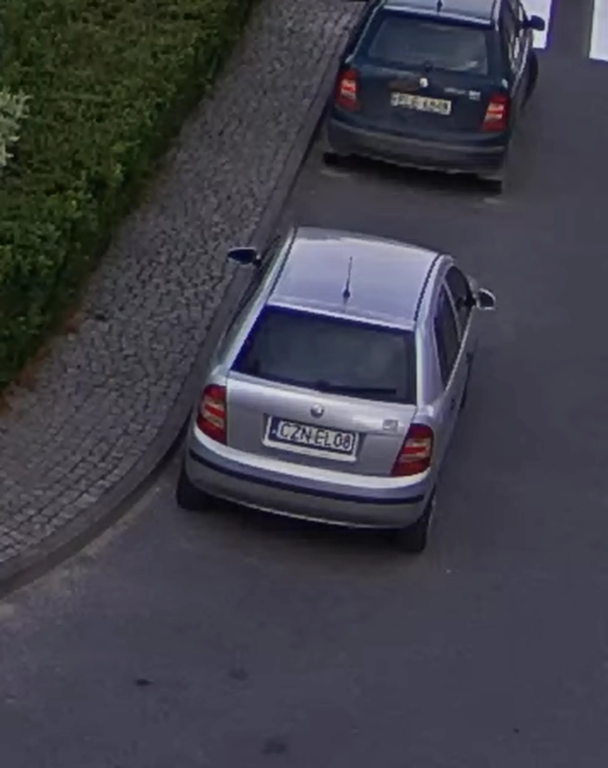 Pojazd zaparkowany na środku drogi. Skręt jest utrudniony.