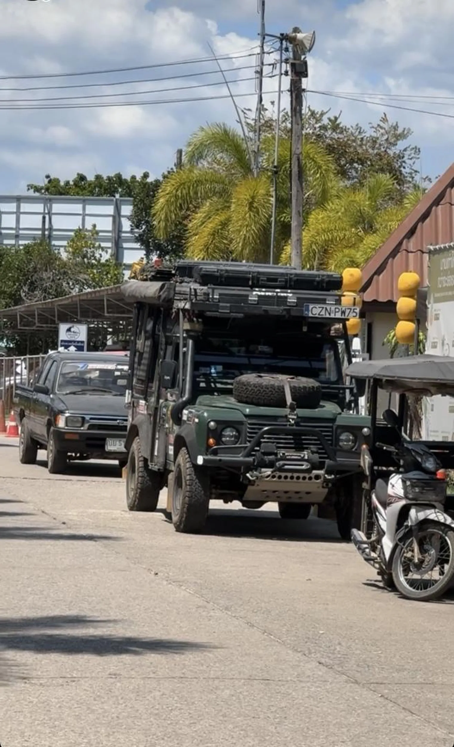 Spotkałem ten samochód w Krabi Tajlandia. Mega wrażenie robi taka podróż. Pozdrawiam