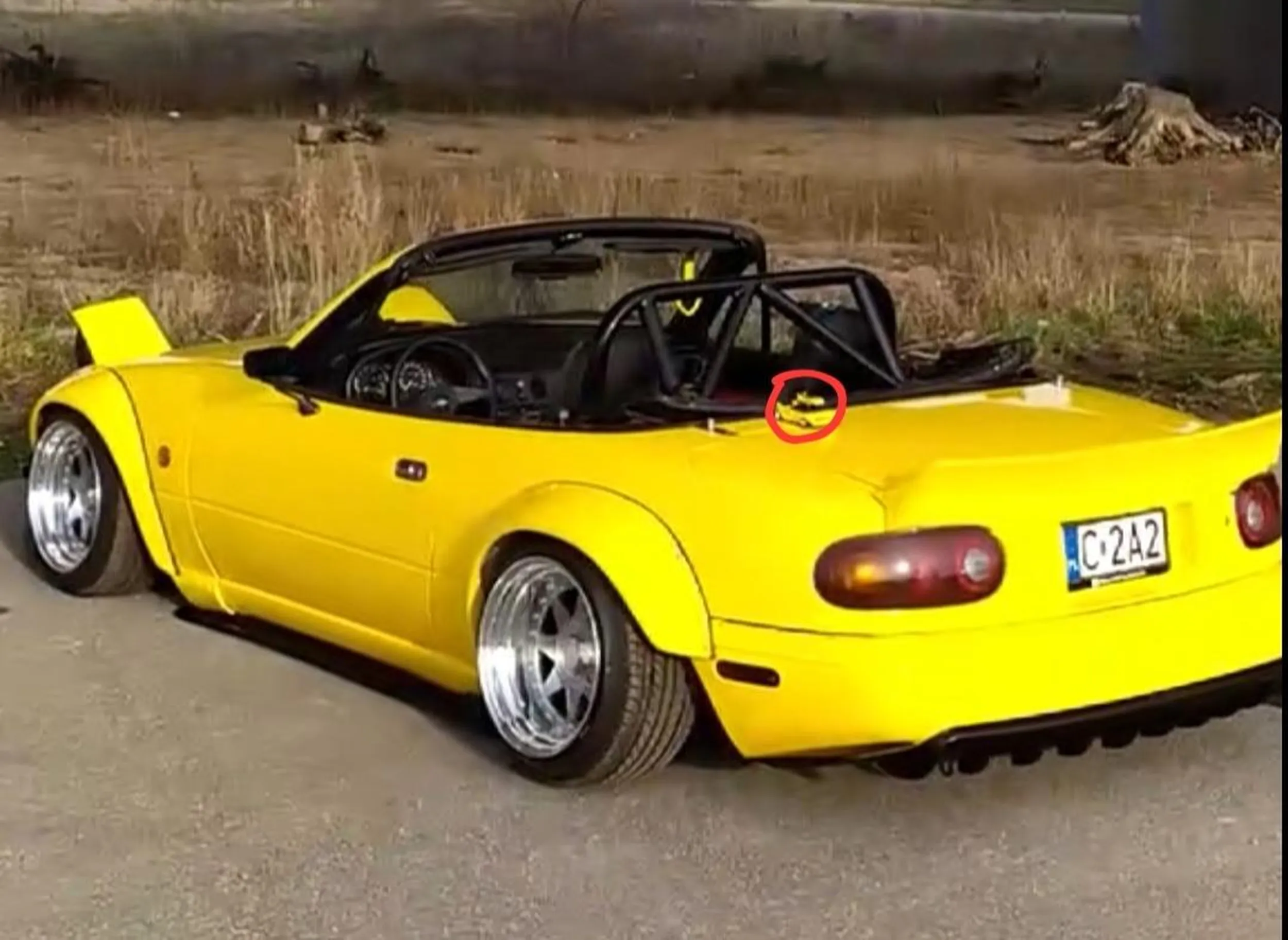 żółta miata leży na dachu żółtej miaty która leży na żółtej miacie