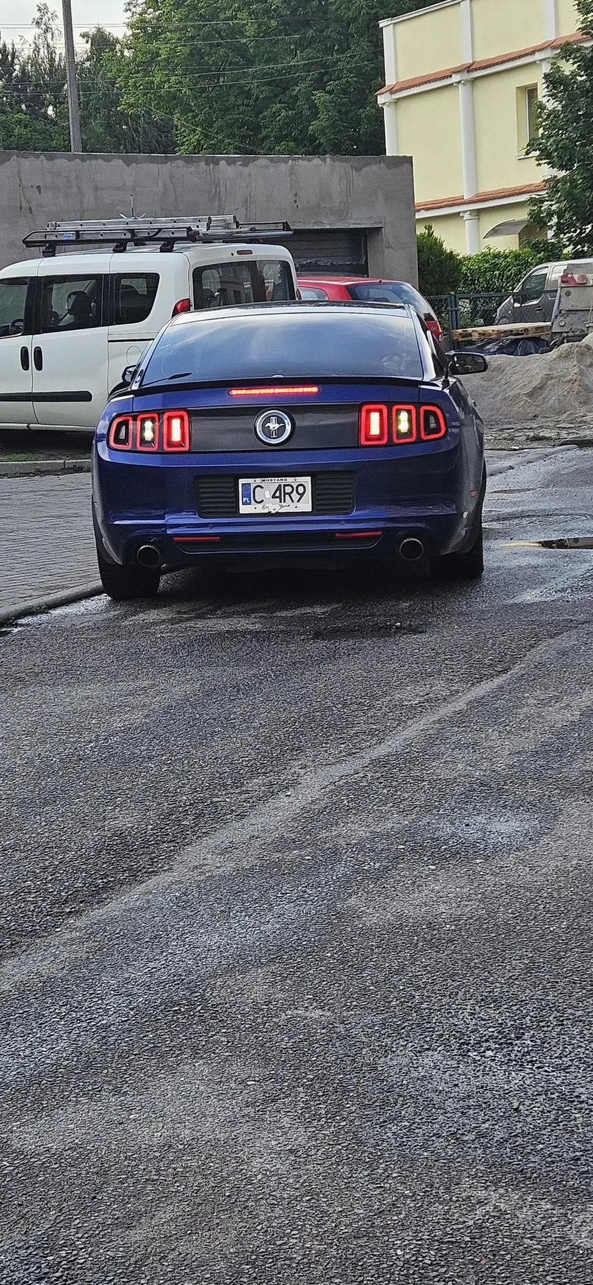 Pan chyba mysli, że przepust ruchu drogowego go nie obowiązują Natarczywie staje pod blokiem z włączonym silkiem po kilkadziesiąt minut