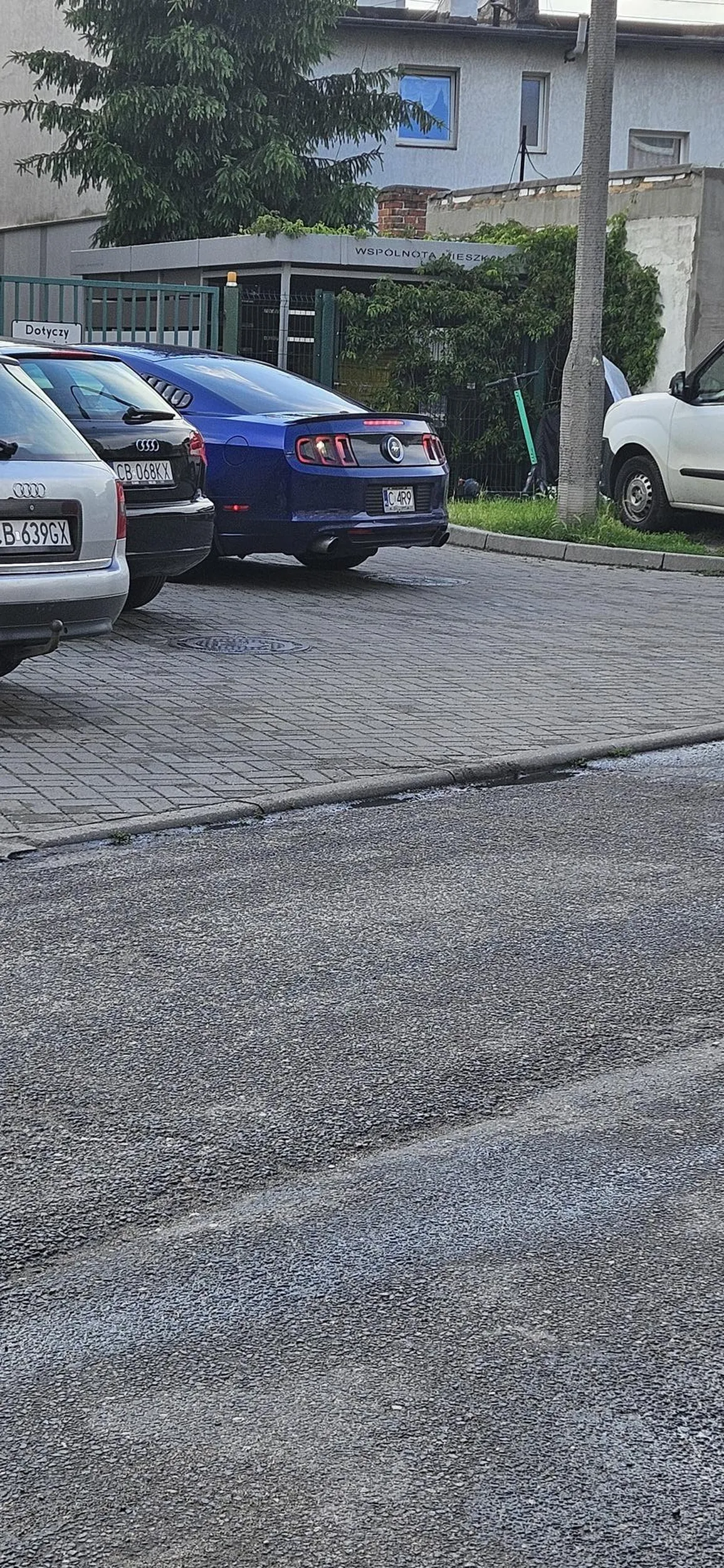 Pan chyba mysli, że przepust ruchu drogowego go nie obowiązują Natarczywie staje pod blokiem z włączonym silkiem po kilkadziesiąt minut