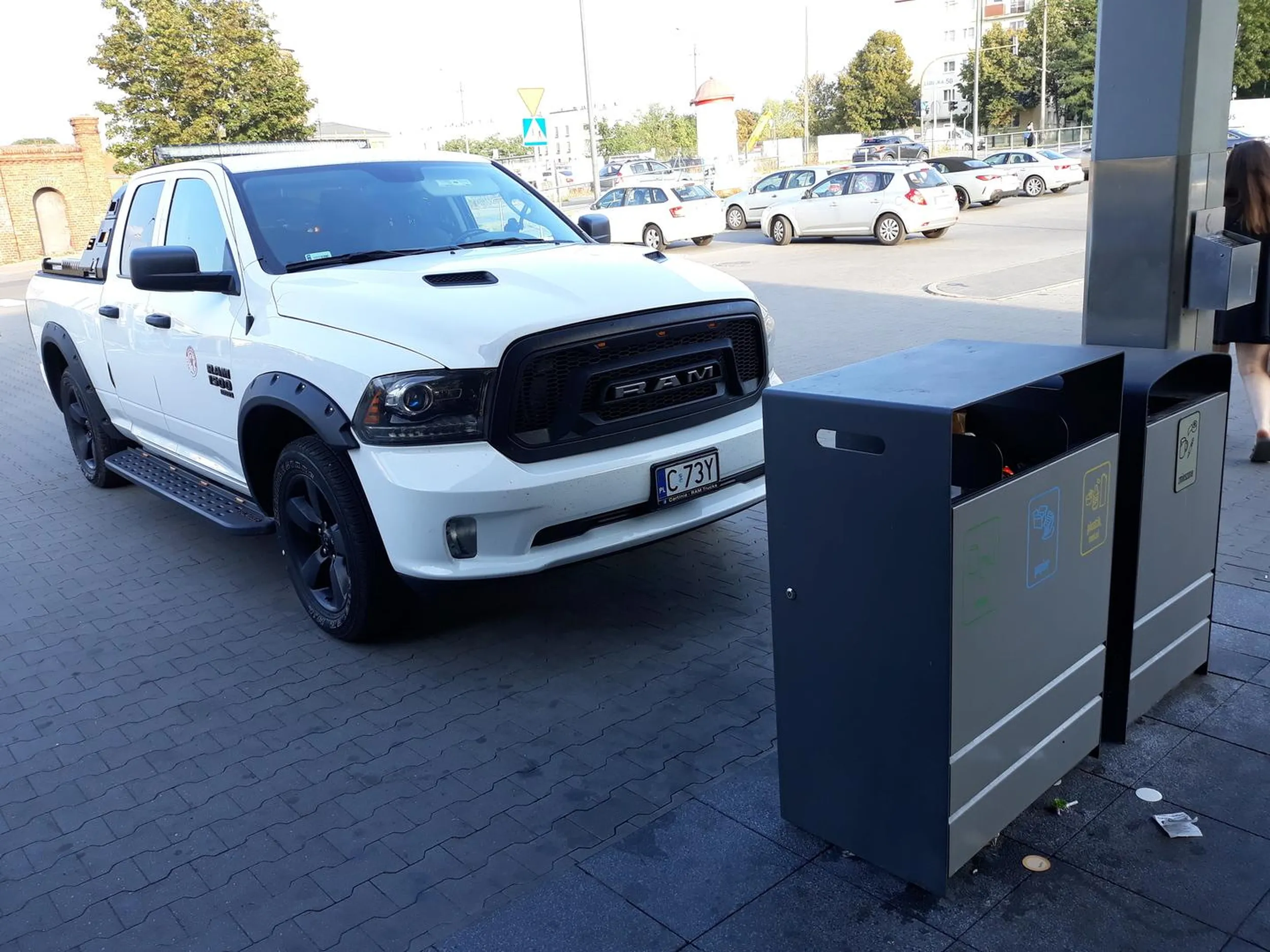 Stary dziad przedłużający sobie interes wielkim wozem, nie dość że ciągnie sie blokując ruch to jeszcze gdyby drzwi od sklepu były większe to by wjechał do środka.