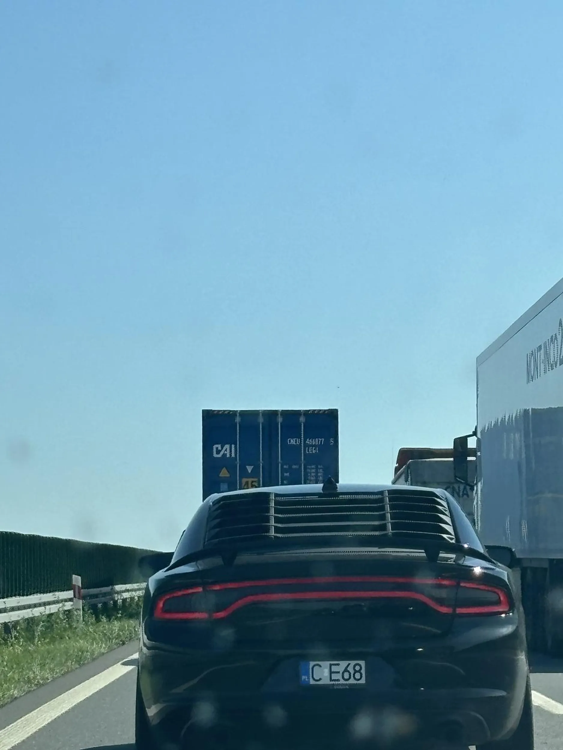 Naucz się jeździć prawym pasem bo na autostradzie nie przepuszczasz nikogo na lewy pas a jedziesz 130