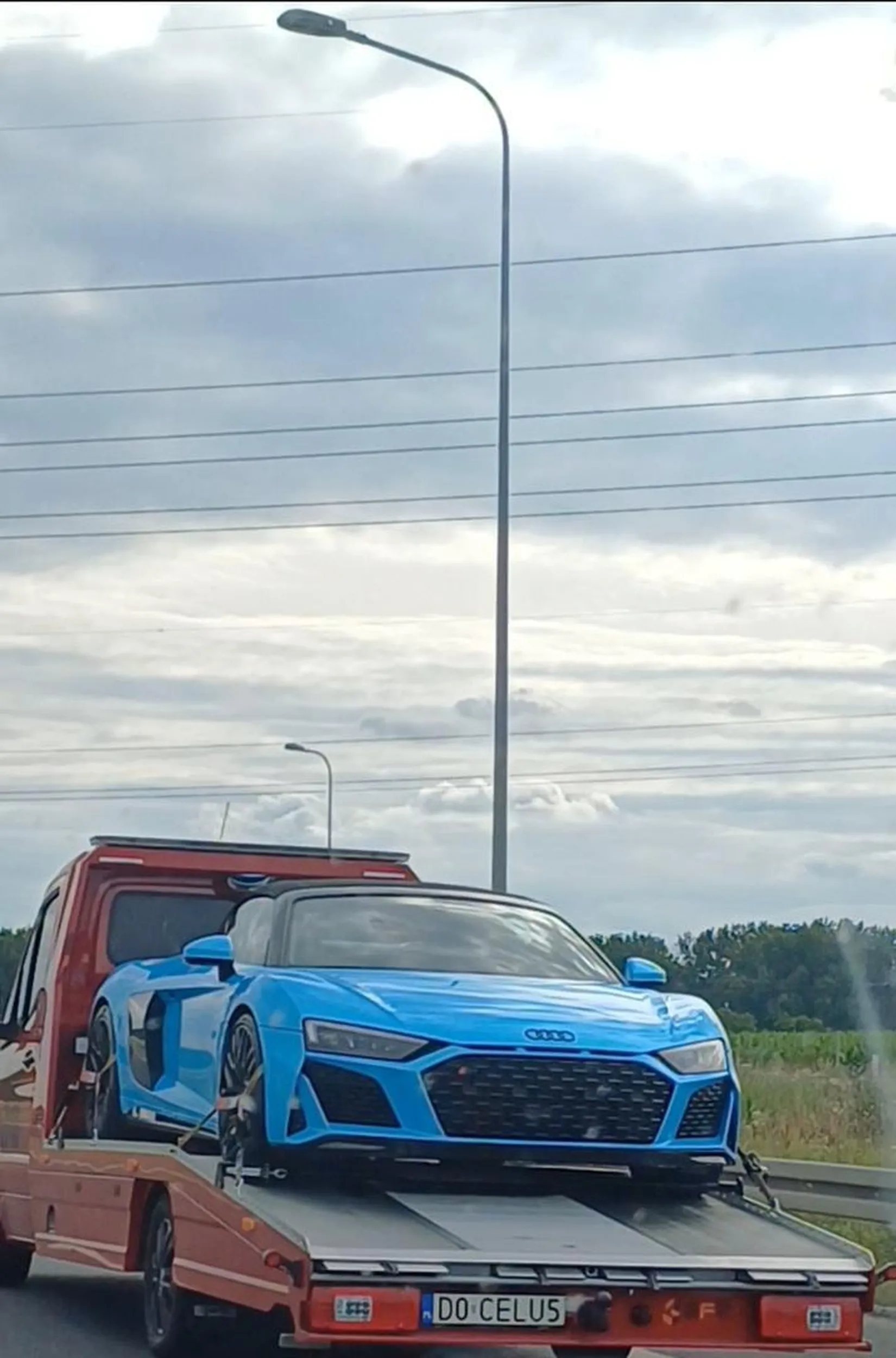 Piękna r8 wieziona?