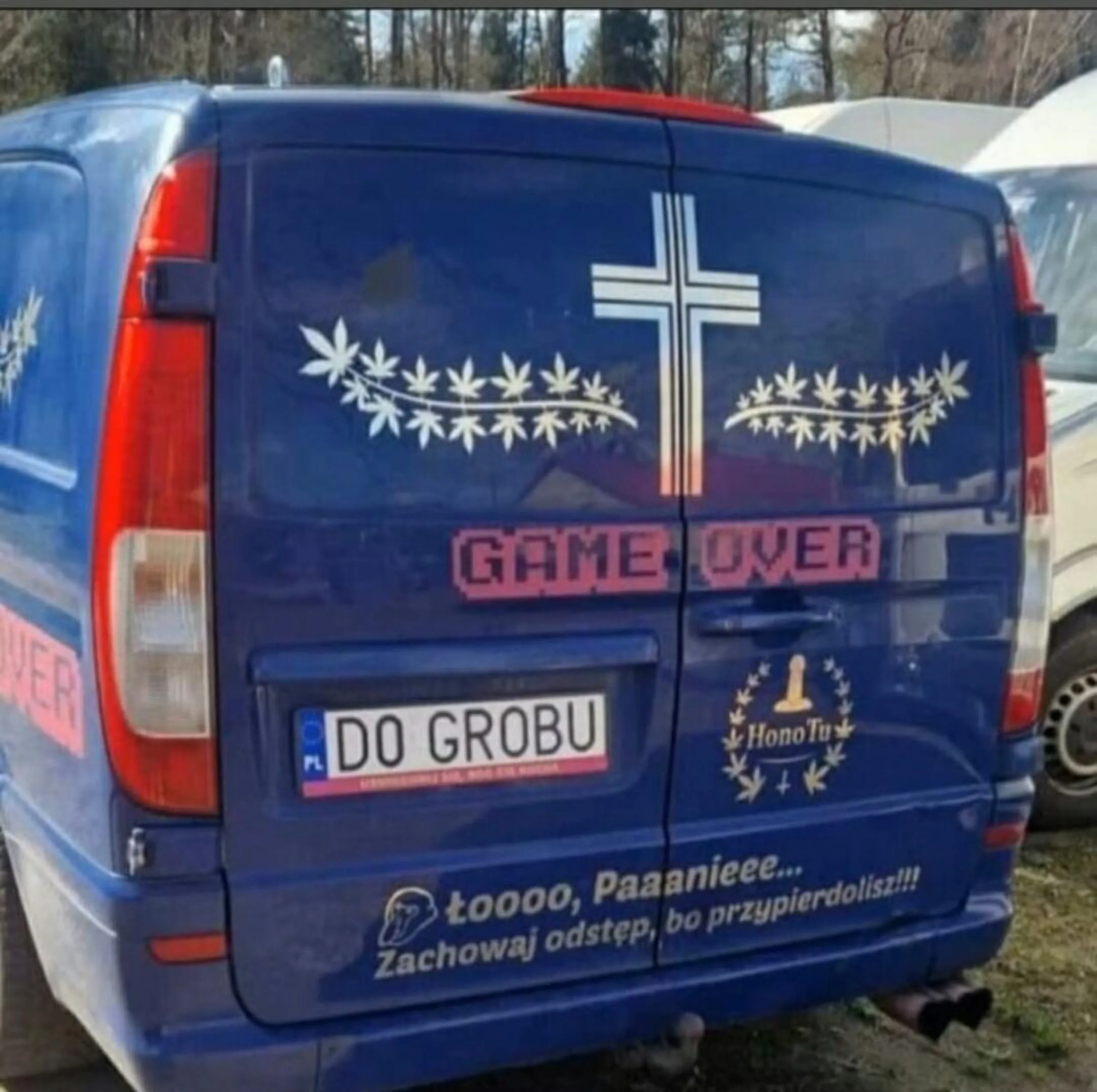 Oklejony pseudo zabawnymi hasłami