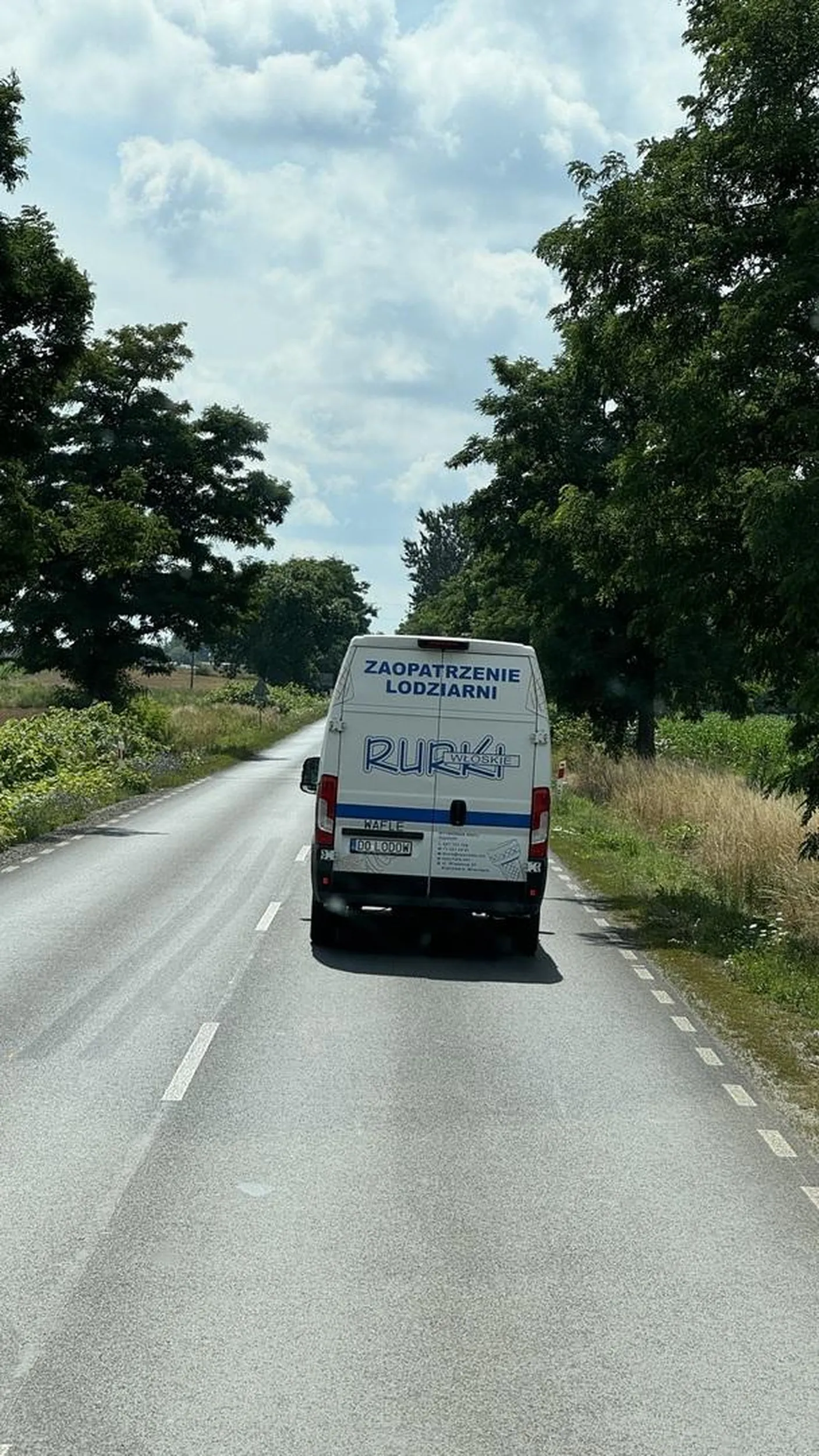 Naucz się jeździć busiarzu śmierdzący, bo następnym razem inne lody będziesz robił na drodze!