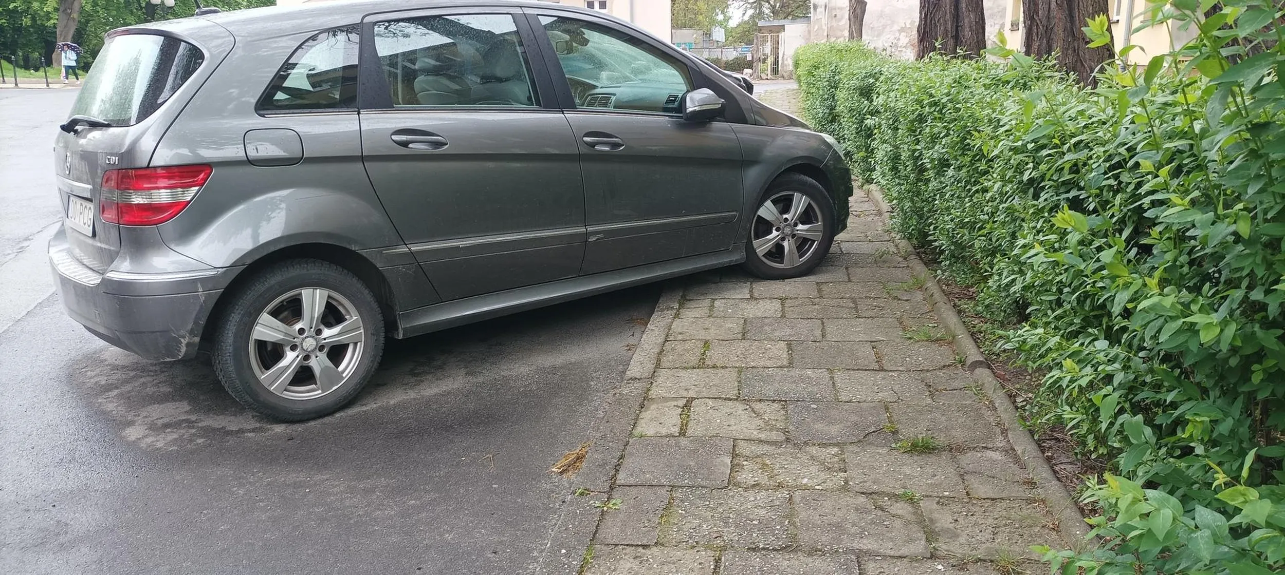 Parkowanie na chodniku w centrum miasta