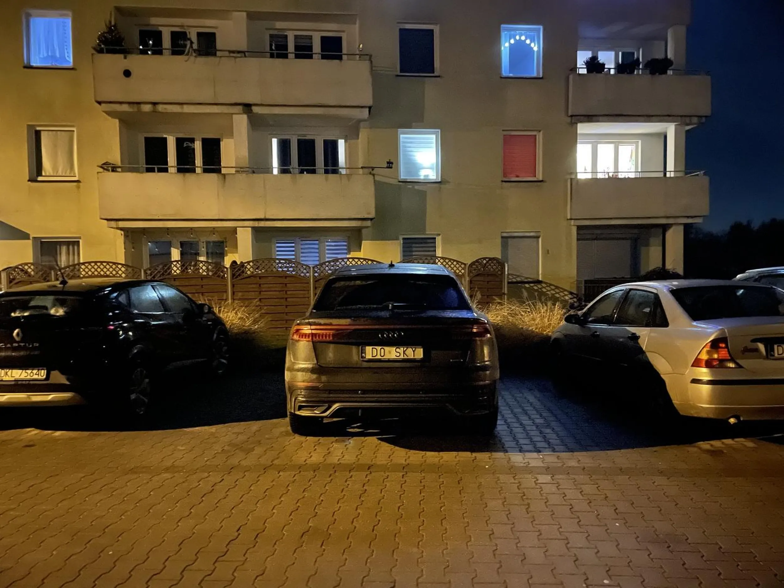 Parkuje jakby byl sam na parkingu. Inni nie musza, krol najwazniejszy.