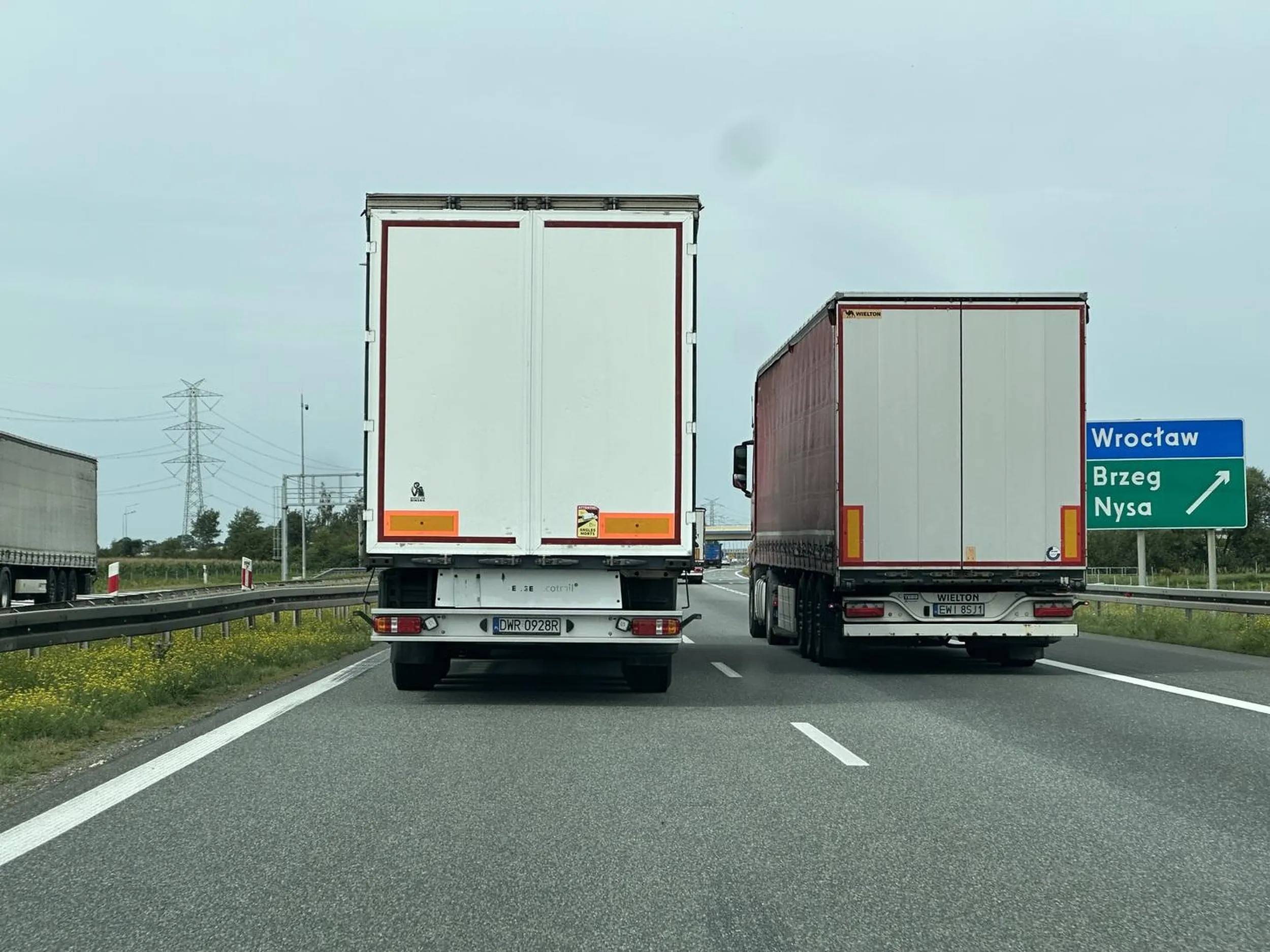 Tirowiec wyprzedza drugą ciężarówkę jadąc jedynie 1 km/h szybciej. (Na zdjęciu rejestracja przyczepy)