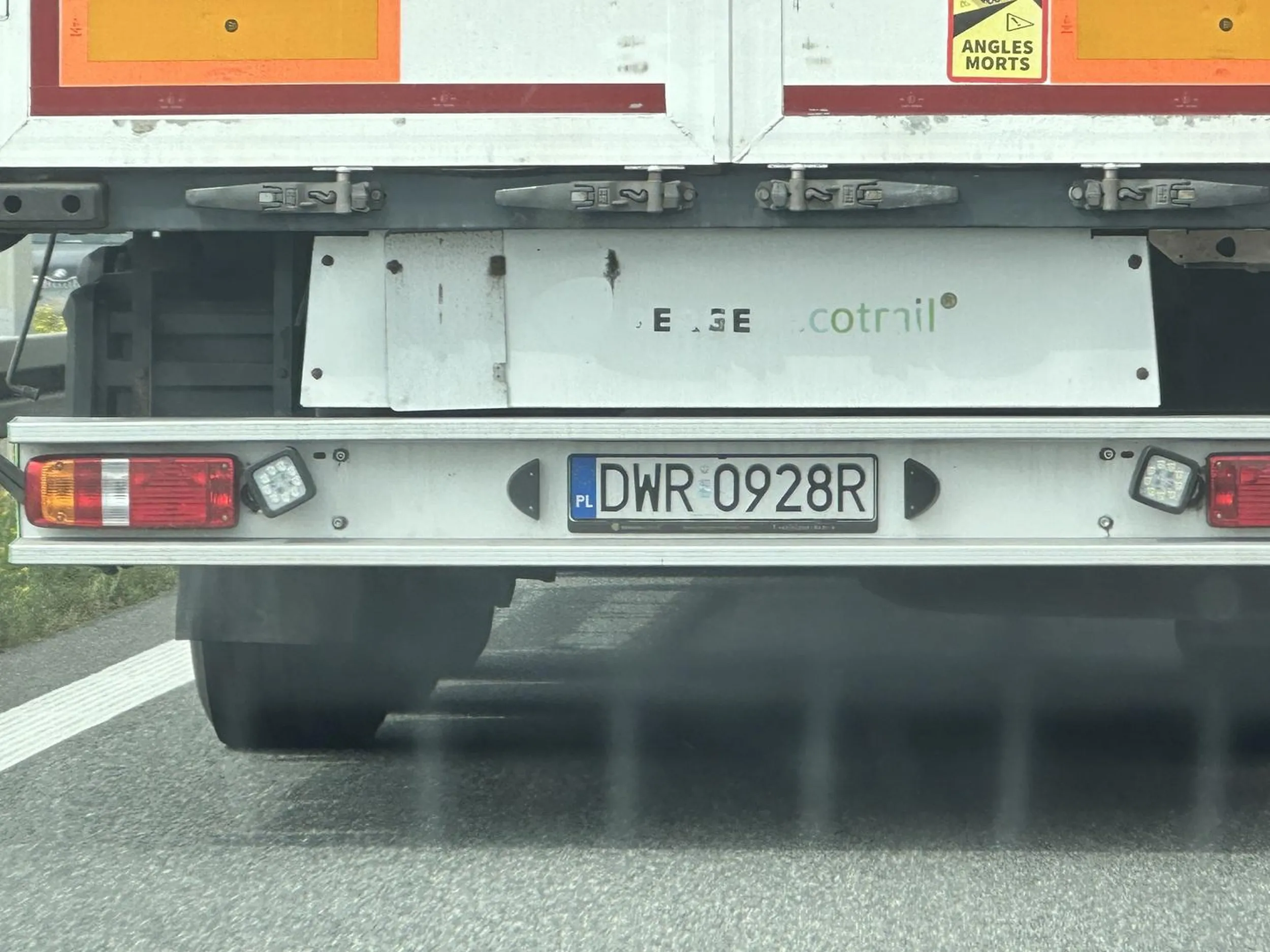 Tirowiec wyprzedza drugą ciężarówkę jadąc jedynie 1 km/h szybciej. (Na zdjęciu rejestracja przyczepy)