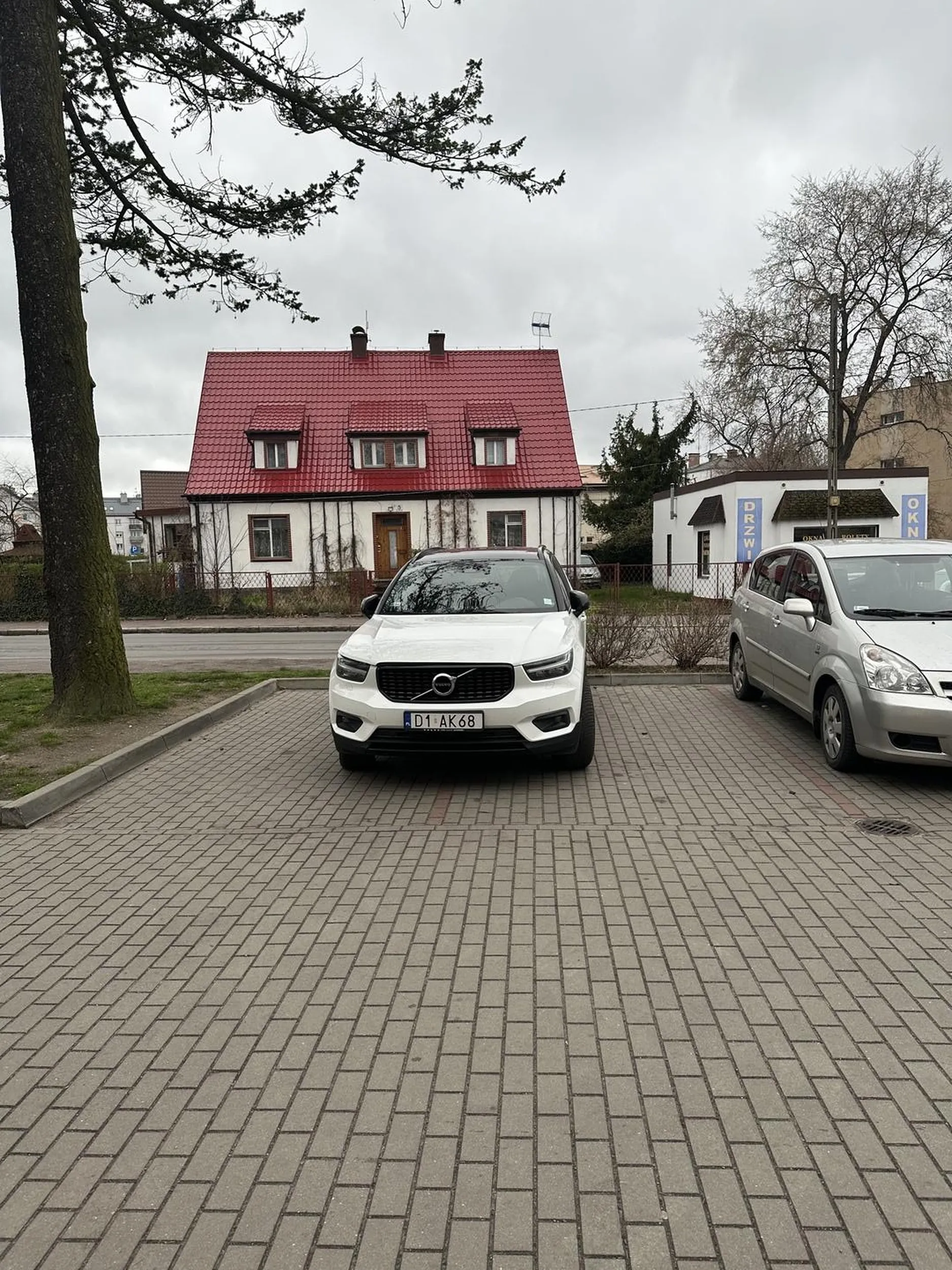 Taki duży samochód sobie kupił, że potrzebuje dwóch miejsc parkingowych ;(