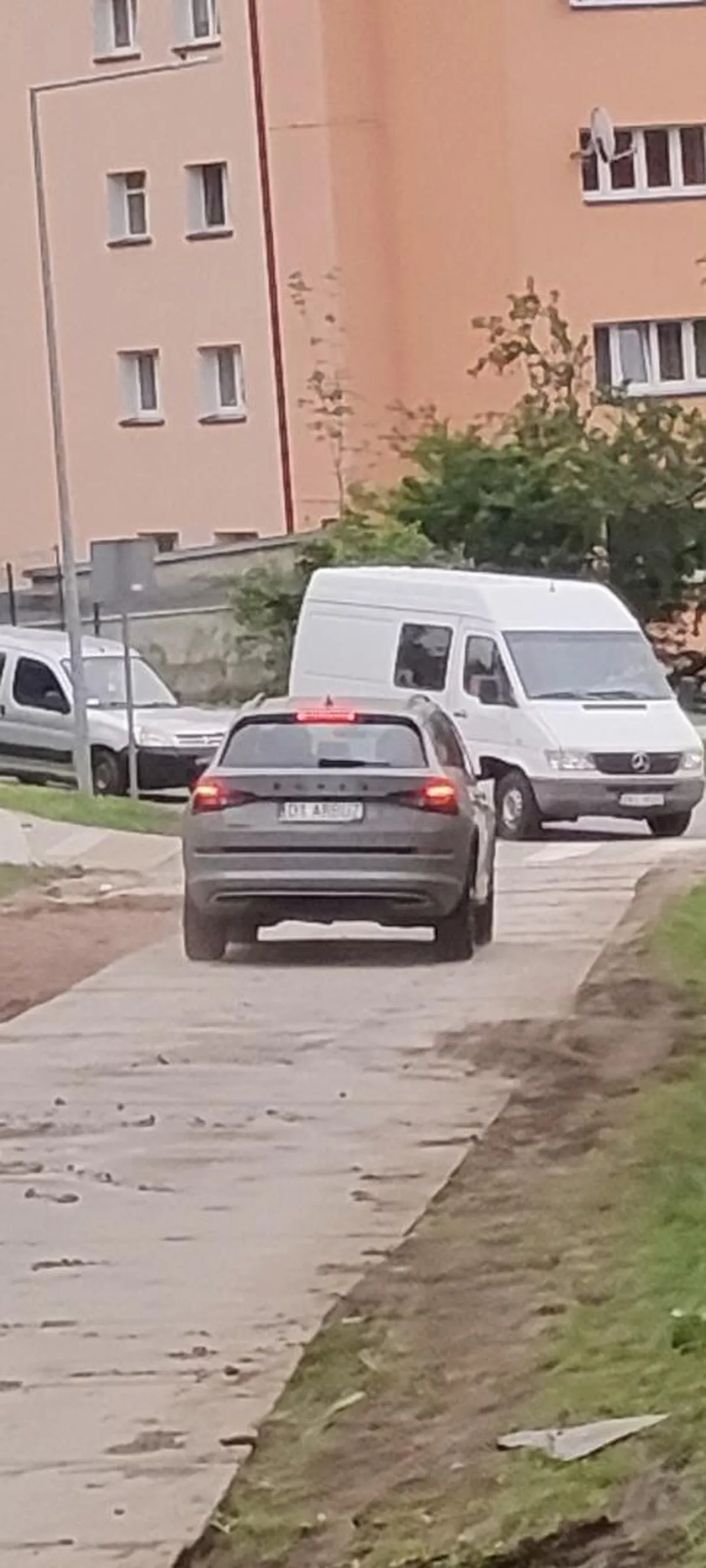 Pani tamuje przejazd i coś tam sobie krzyczy zamiast się dogadać xd ffrocławskie maniery