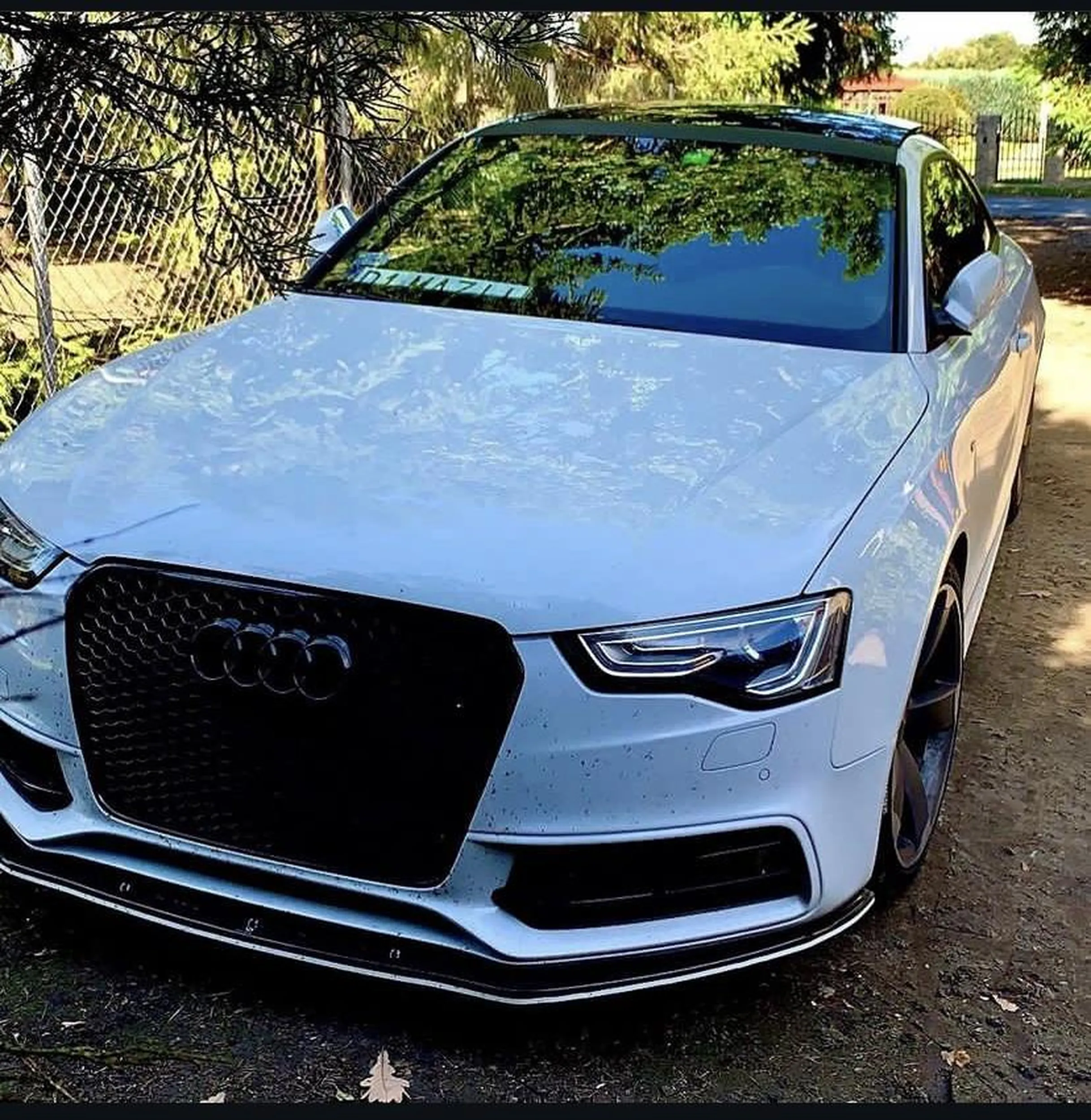 Nieudacznik życiowy zastawił wjazd do garażu starszej osoby, babcia motor musiała zostawić przed wjazdem