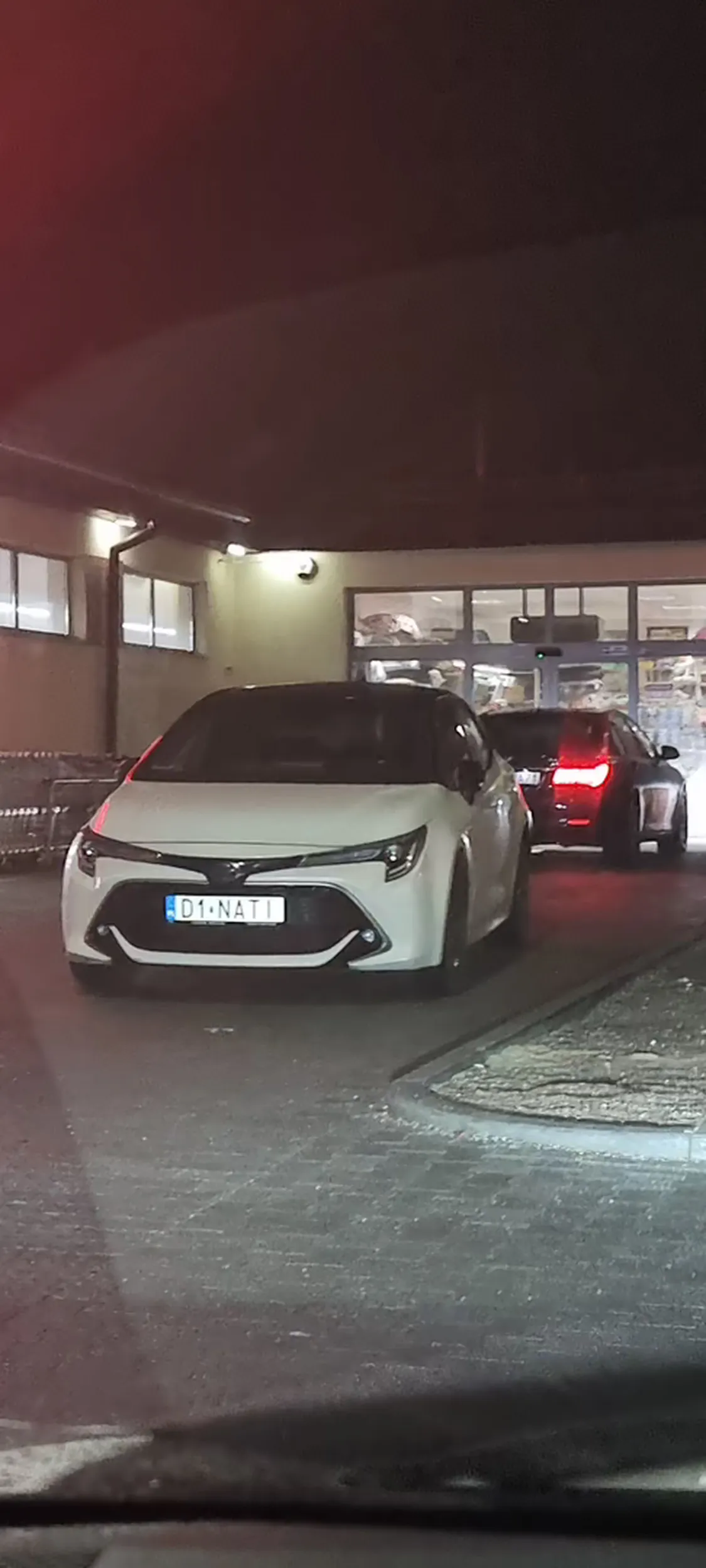 Pani chyba wygrała prawa jazdy w chipsach, do tego jest agresywna, zablokowała przejazd na parkingu