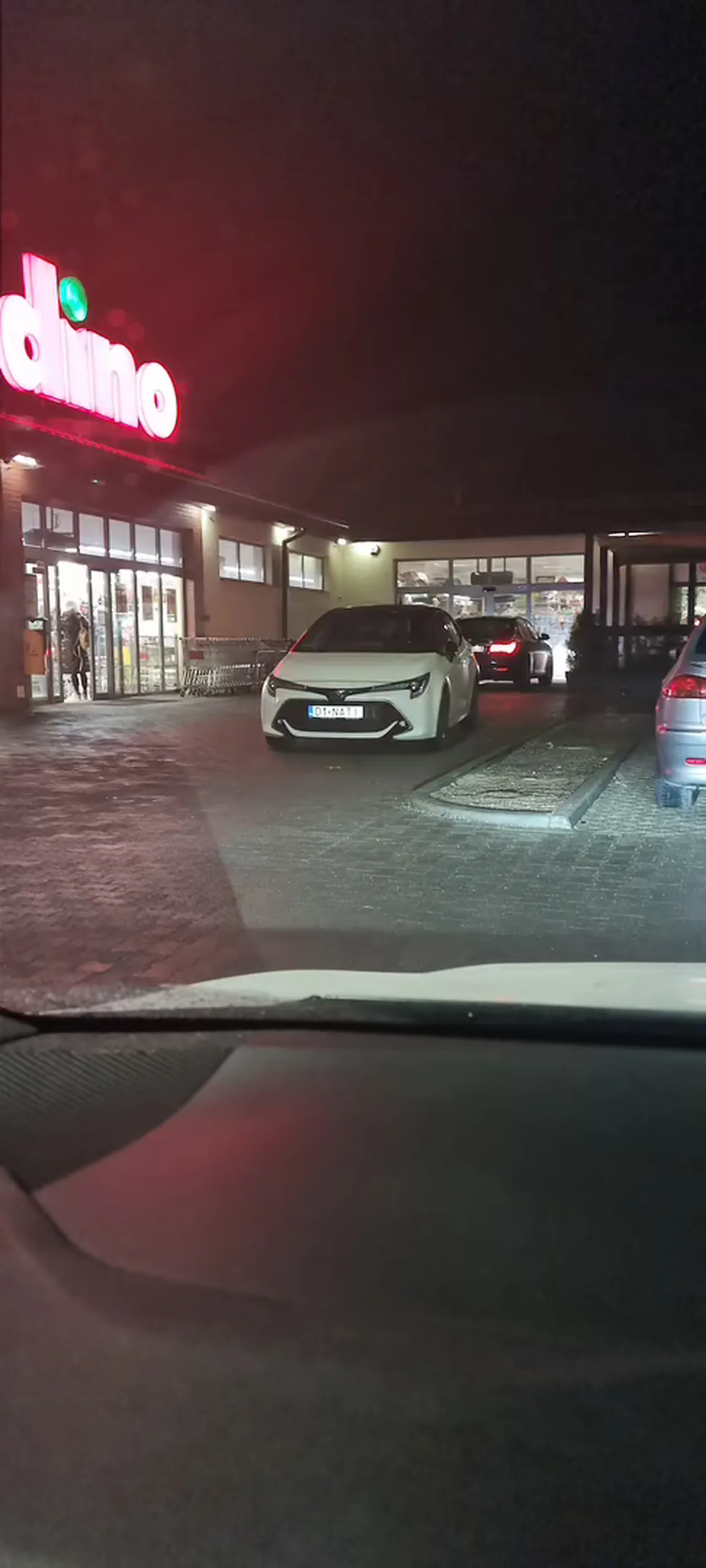 Pani chyba wygrała prawa jazdy w chipsach, do tego jest agresywna, zablokowała przejazd na parkingu