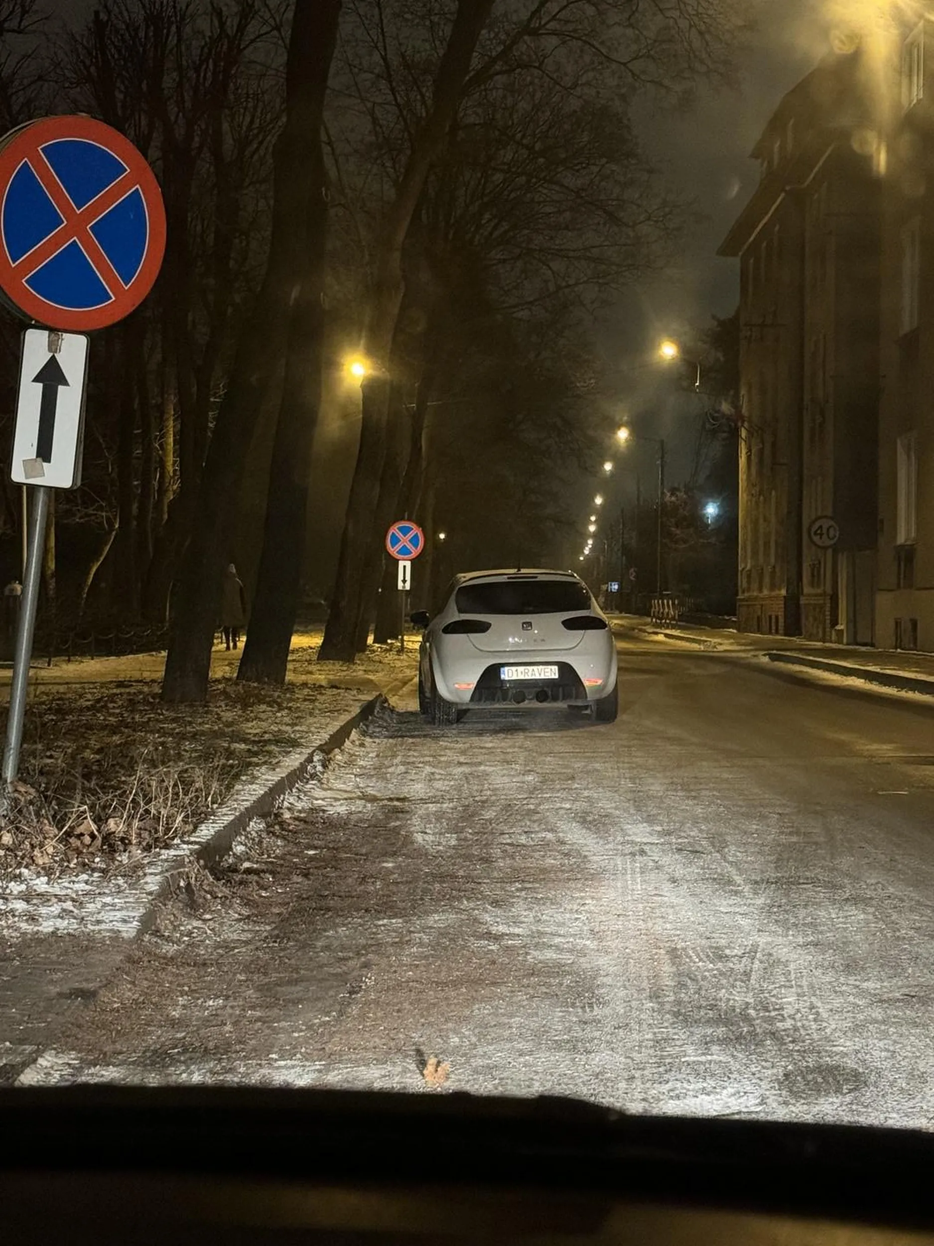 Mordo, fajny Leon ale na całej ulicy masz kilkanaście metrów zakazu i resztę wolnej przestrzeni xD