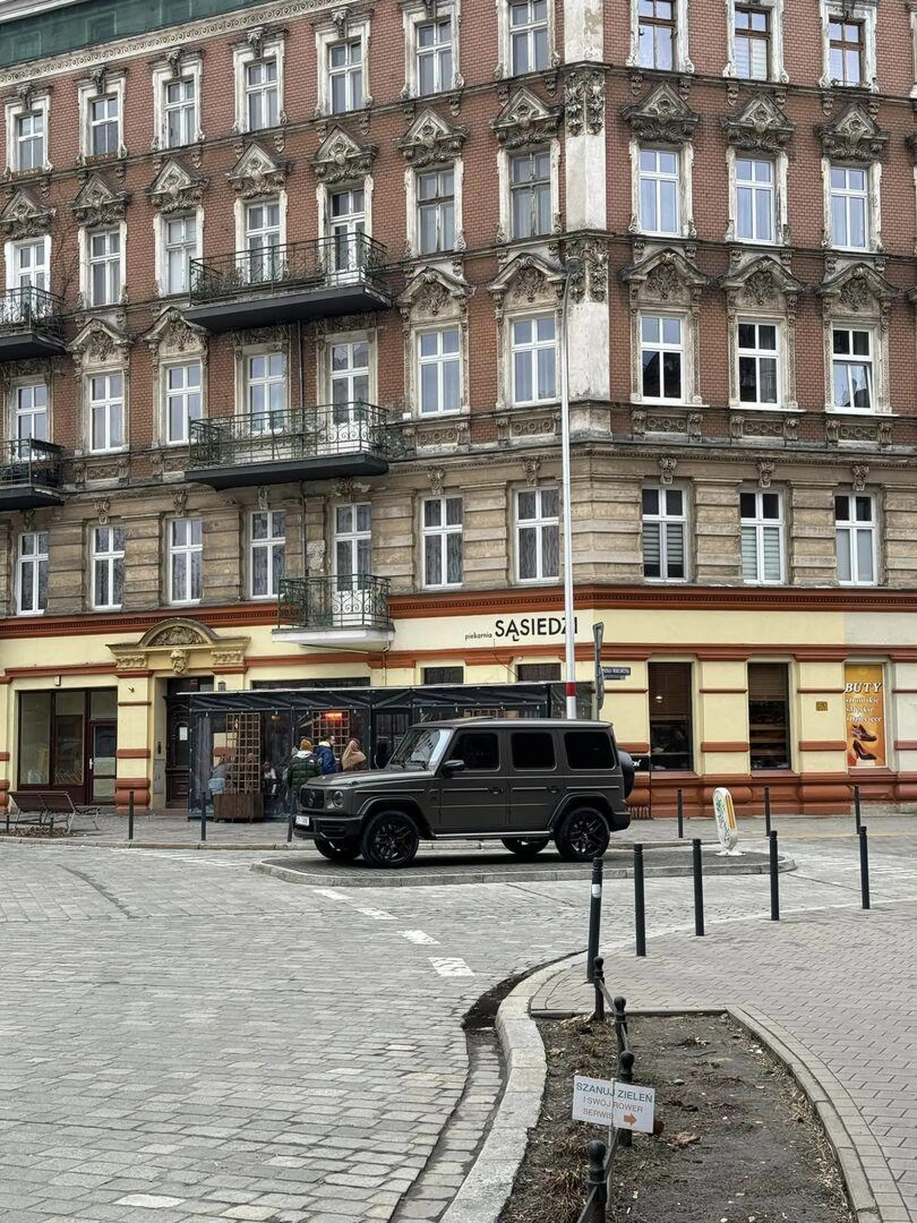 Hahah...francja elegancja, żenada i słoma z butów chapeau bas