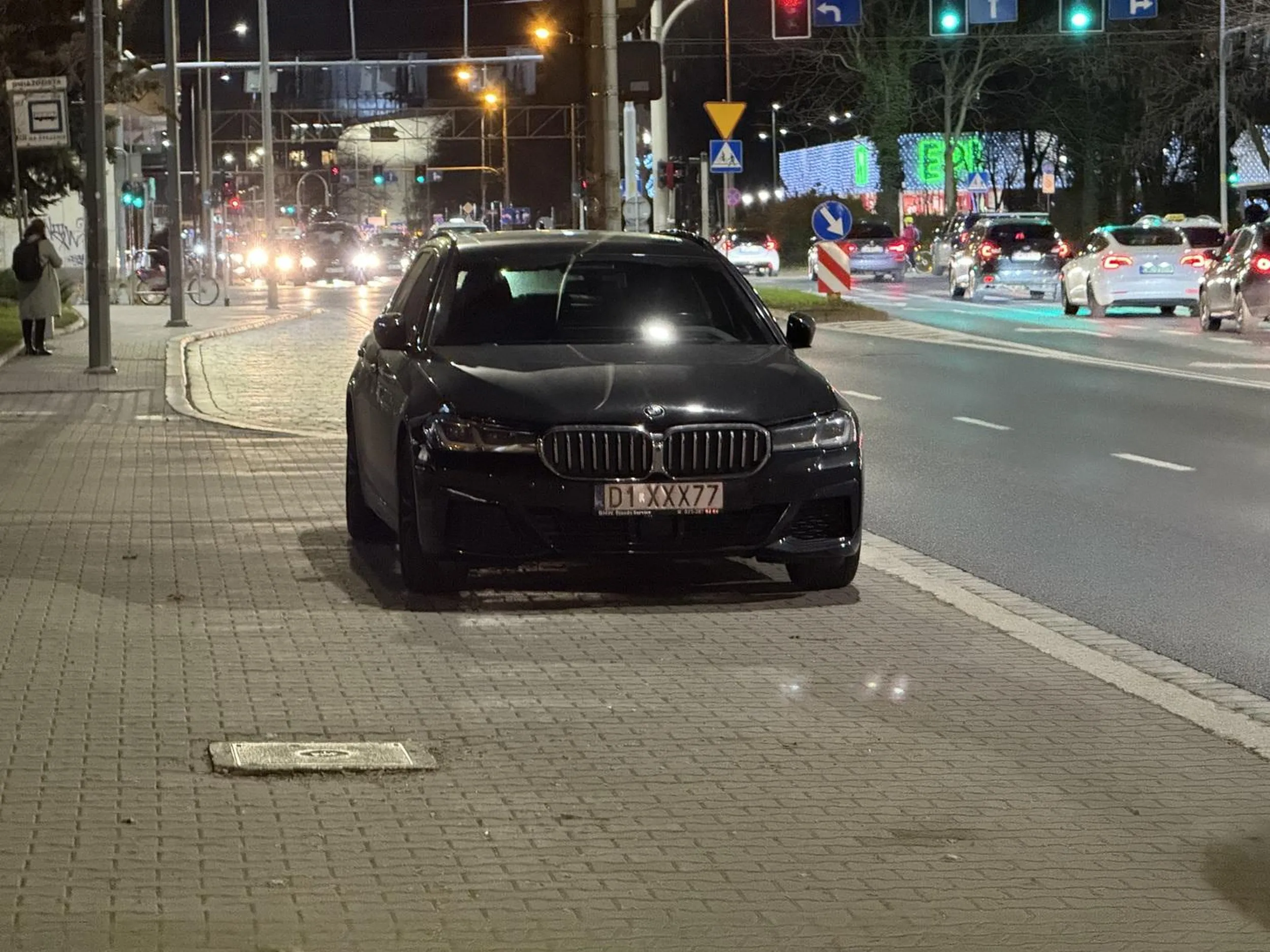 Po co pieszym taki szeroki parking - pomyślał zapewne kierowca tego pojazdu