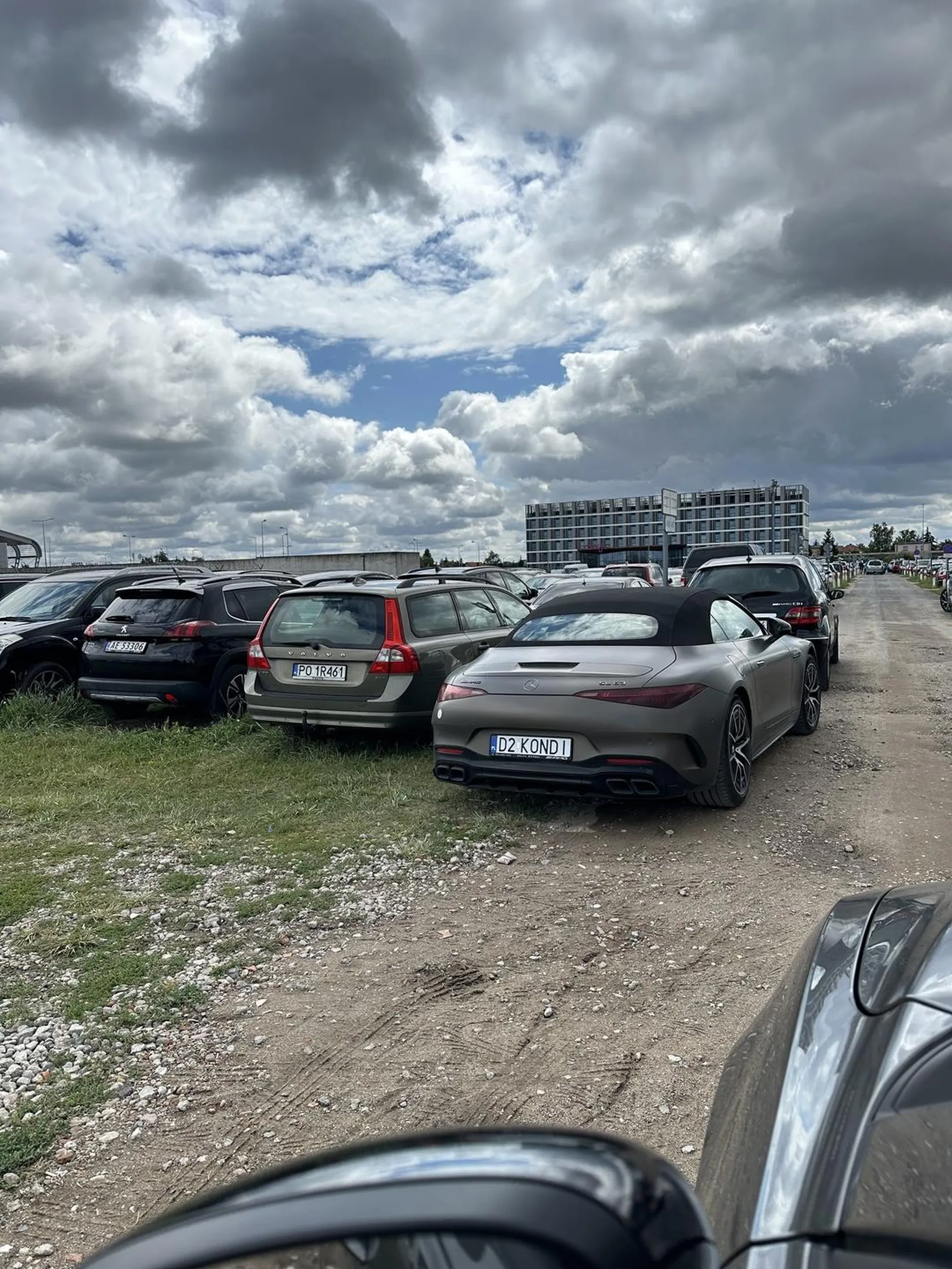 Od kilku dni jego samochód blokuje drogę pożarową, na parkingu pełnym samochodów. Gratuluję inteligencji.