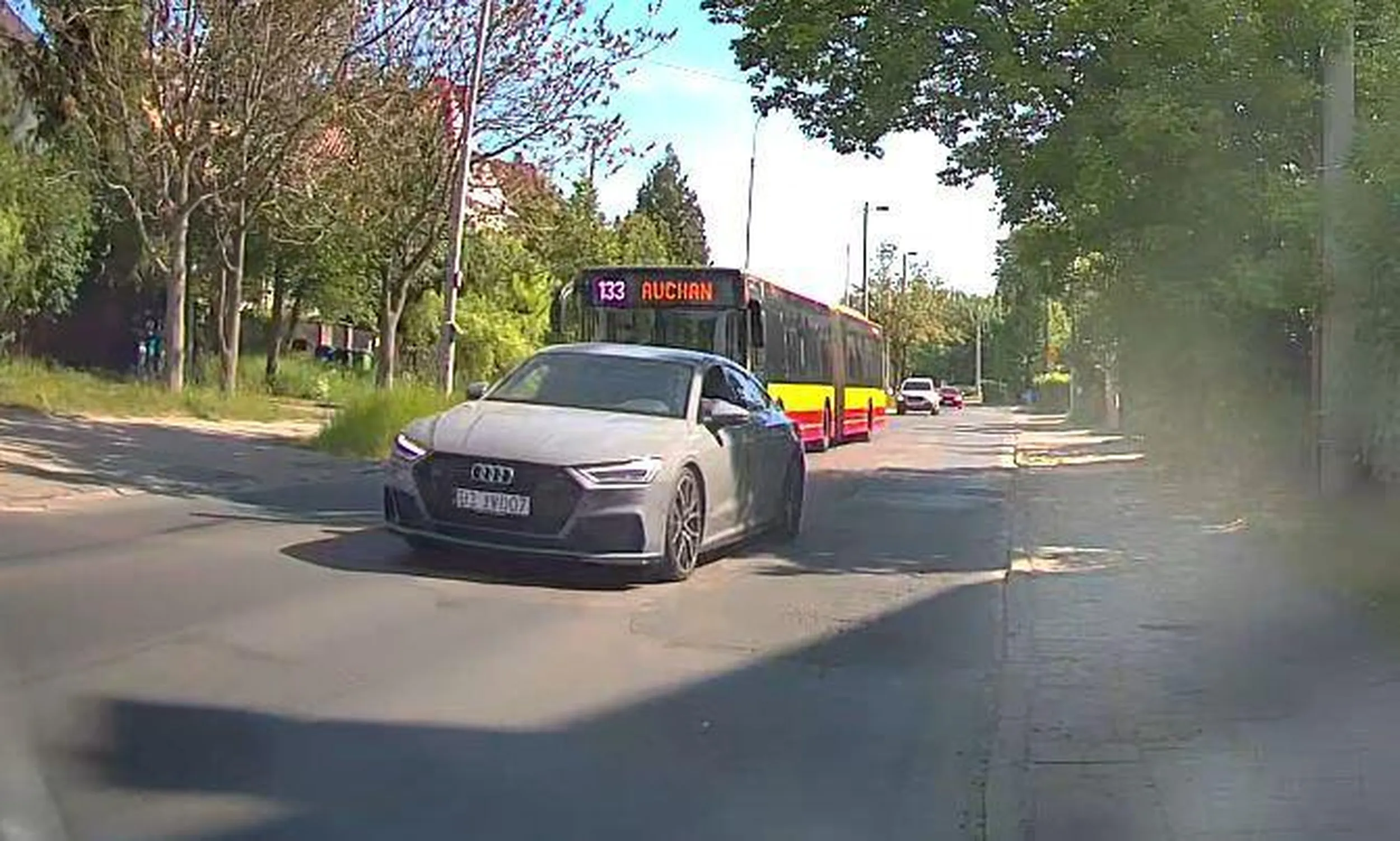 Ch*j z szarego Audi, na drodze w mieście z ograniczeniem do 30km/h, gdzie znajdują się progi zwalniające, zapierdala lewym pasem wyprzedzając autobus i wyjeżdżając mi na czołówkę, o mało nie skasował tej swojej "pięknej bryczki" wziętej w leasing, swoim brakiem mózgu, który musiał mu gdzieś wypaść przez otwartą szybkę w drzwiach. Ogarnij się typie, bo kogoś zabijesz a najgorsze, że nie tylko siebie a innych... Poza tym dalej ciął i wyprzedzał na przejściu dla pieszych, także zastanów się nad sobą cymbale