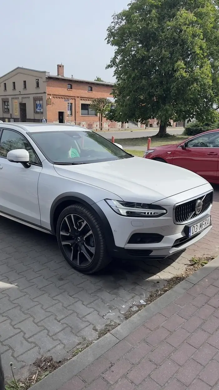 Parkuje permanentnie na dwóch miejscach parkingowych, po zwróceniu uwagi odzywa się po angielsku i ściemnia że nie rozumie.