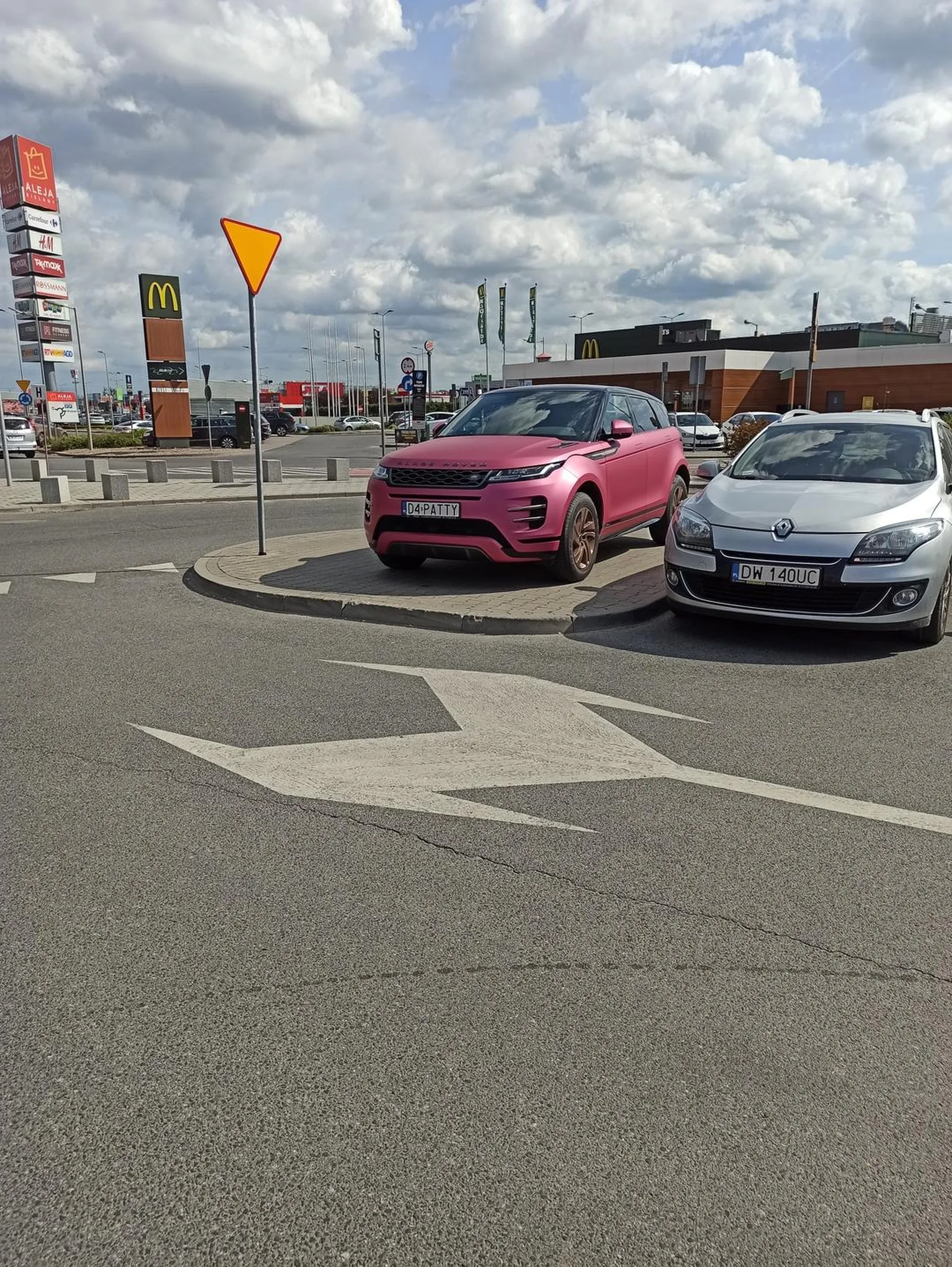 Pełno miejsc wolnych. No ale przecież musi być jak najbliżej wejścia.