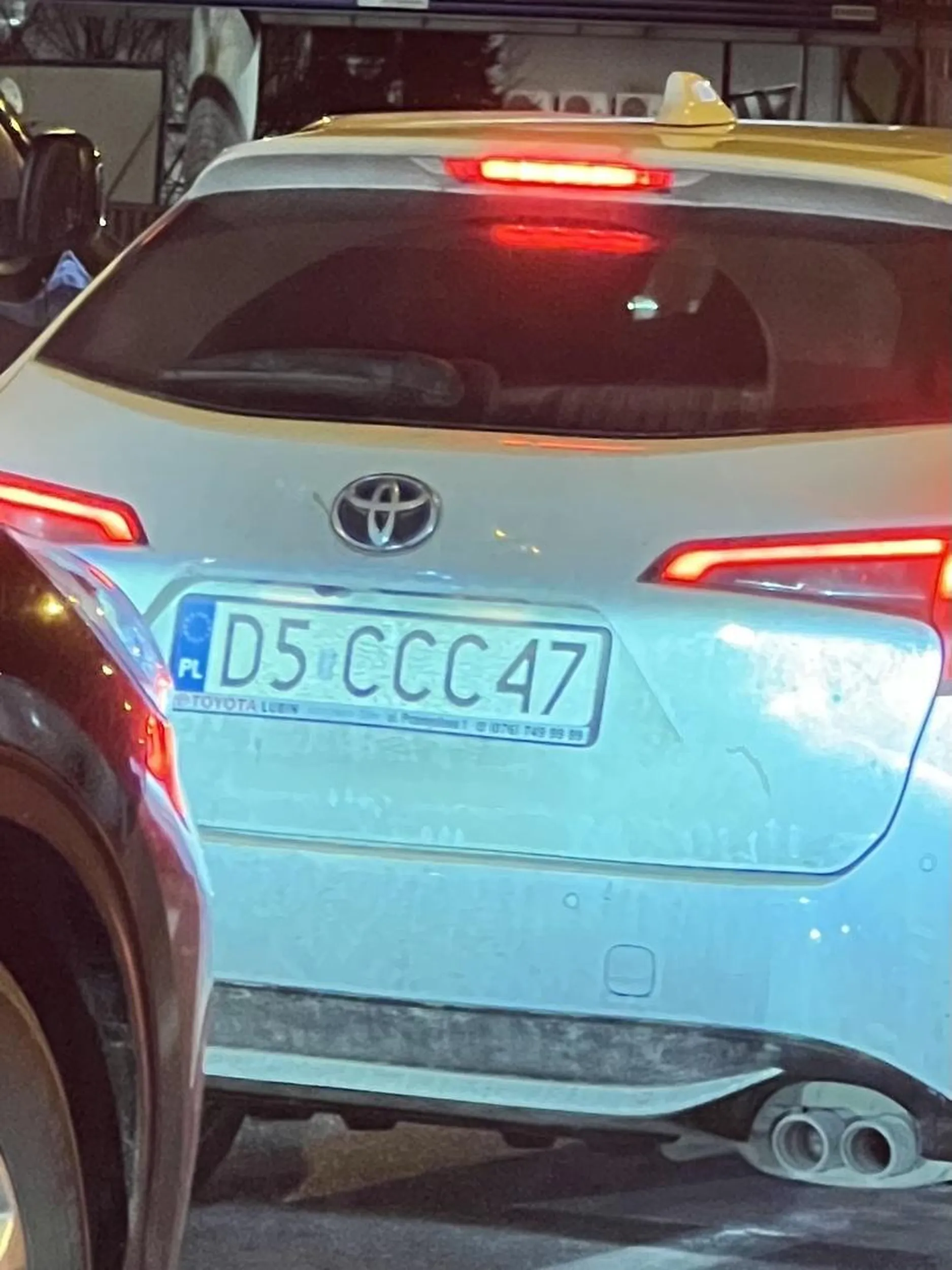 Ameba drogowa, ślimaczy się lewym pasem, przy próbie wyprzedzenia przyspiesza (przeliczył się bo wyprzedzające auto było szybsze) potem mruga długimi światłami, widać mały siusiak, boli go, że ktoś szybszy :)