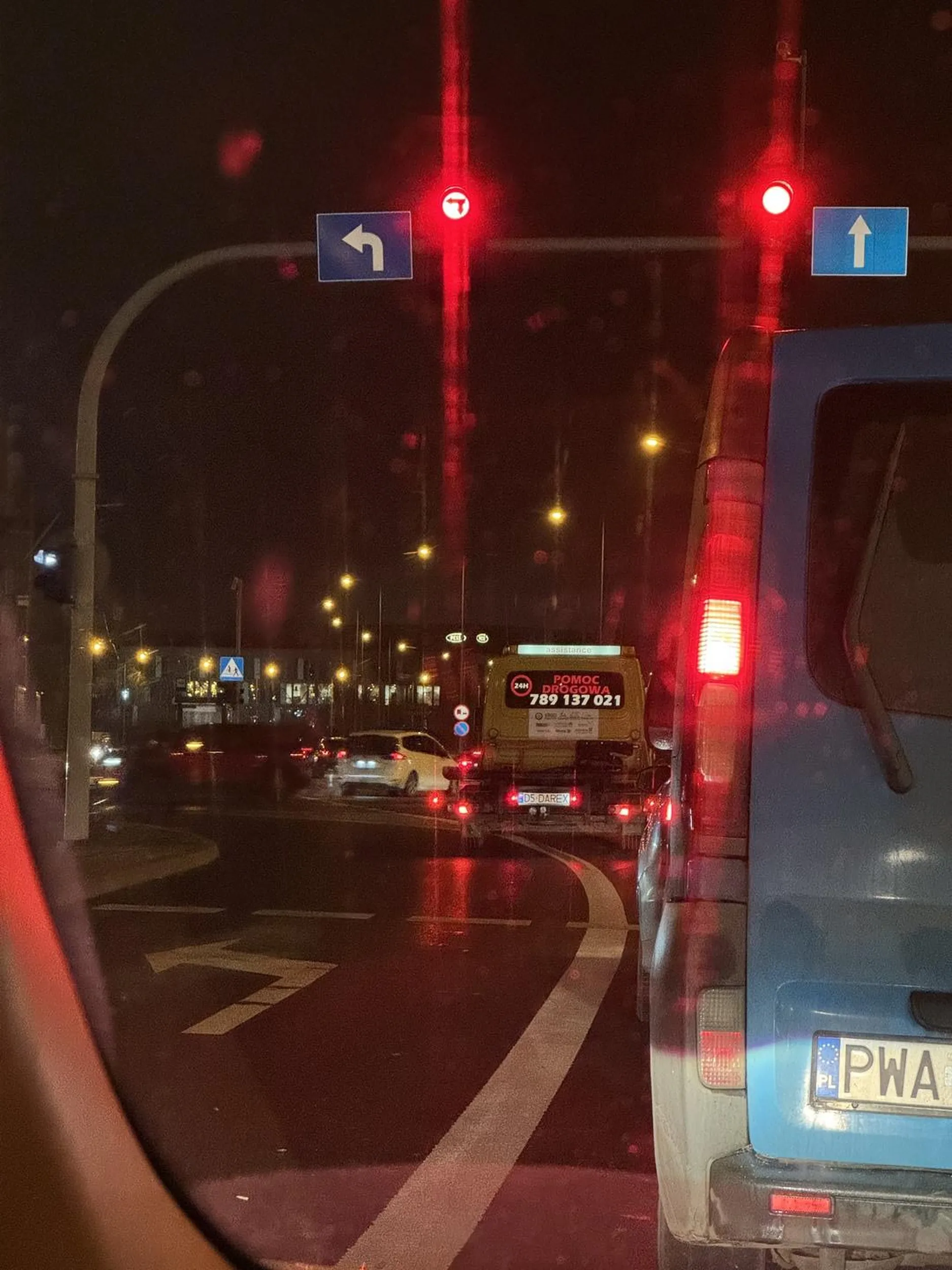 Wpierdala sie pasem do lewoskrętu przed sygnalizator przed cały korek, zjeb