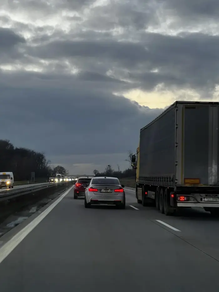 Kretyn jechał środkiem autostrady i wymuszał wyprzedzenie przez 10min mimo ze absolutnie nic to nie dało bo ruch był porypany. Nic nie osiągnął a tylko wprowadzał nerwy/ryzyko